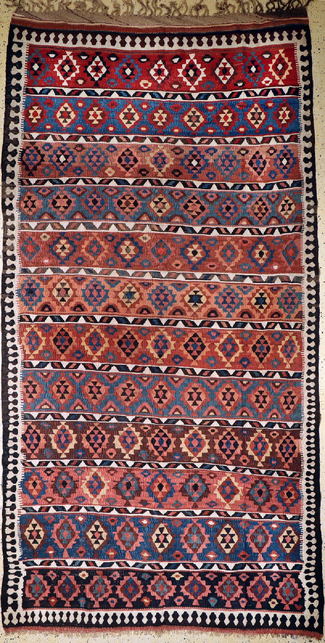 Shahsawan Kelim, Persien, um 1930, Wolle auf Wolle, ca. 370 x 192 cm, EHZ: 2