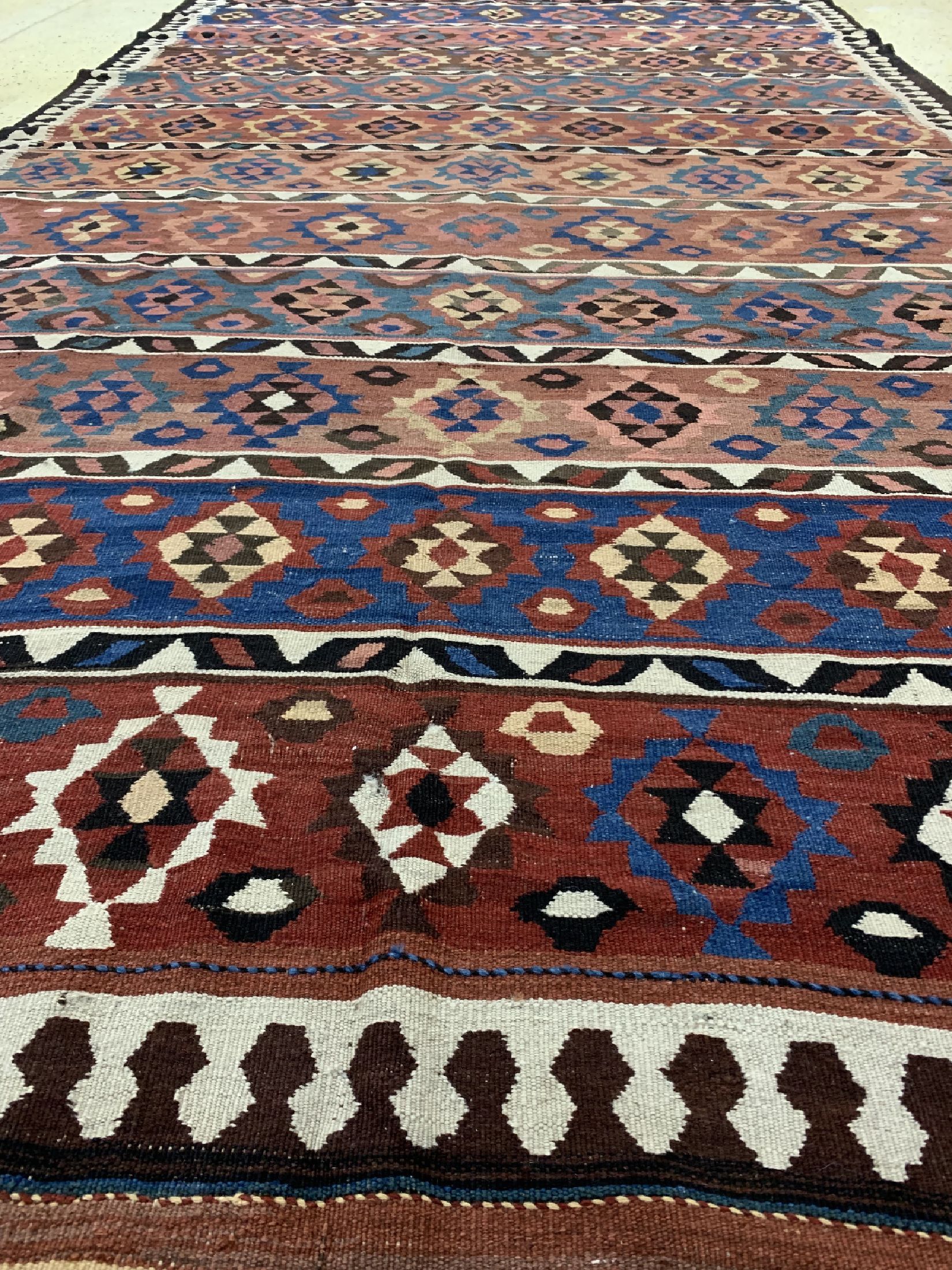 Detail d: Shahsawan Kelim, Persien, um 1930, Wolle auf Wolle, ca. 370 x 192 cm, EHZ: 2