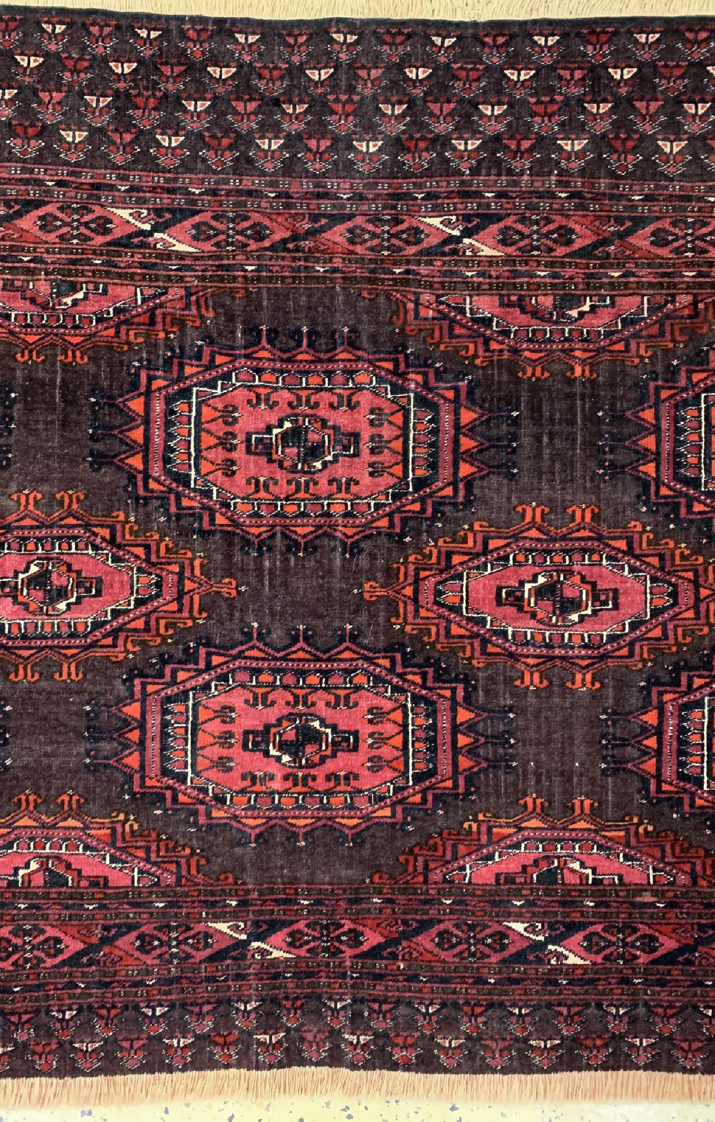 Detail b: Saryk Tschowal antik, Turkmenistan,um 1900,Wolle auf Wolle mit Seiden-Highlights, ca. 173x 95 cm, EHZ: 2-3