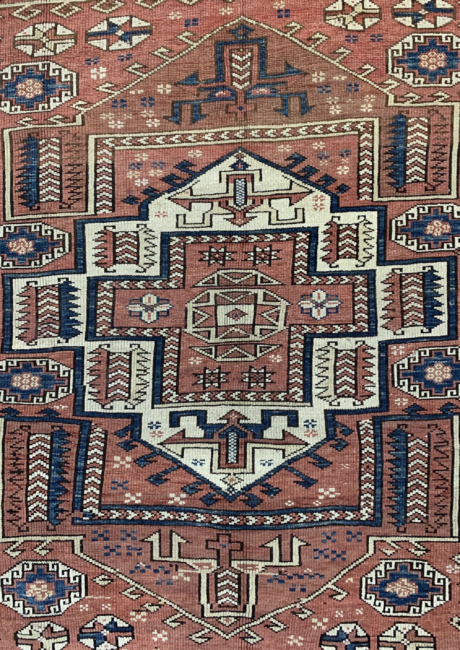 Detail b: Bergama antik, Türkei, 19.Jhd, Wolle auf Wolle, ca. 205 x 180 cm, EHZ: 3