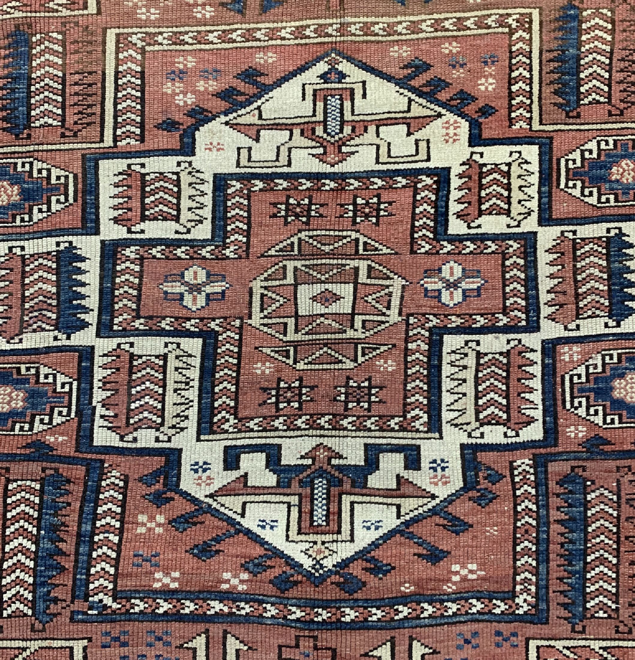 Detail c: Bergama antik, Türkei, 19.Jhd, Wolle auf Wolle, ca. 205 x 180 cm, EHZ: 3