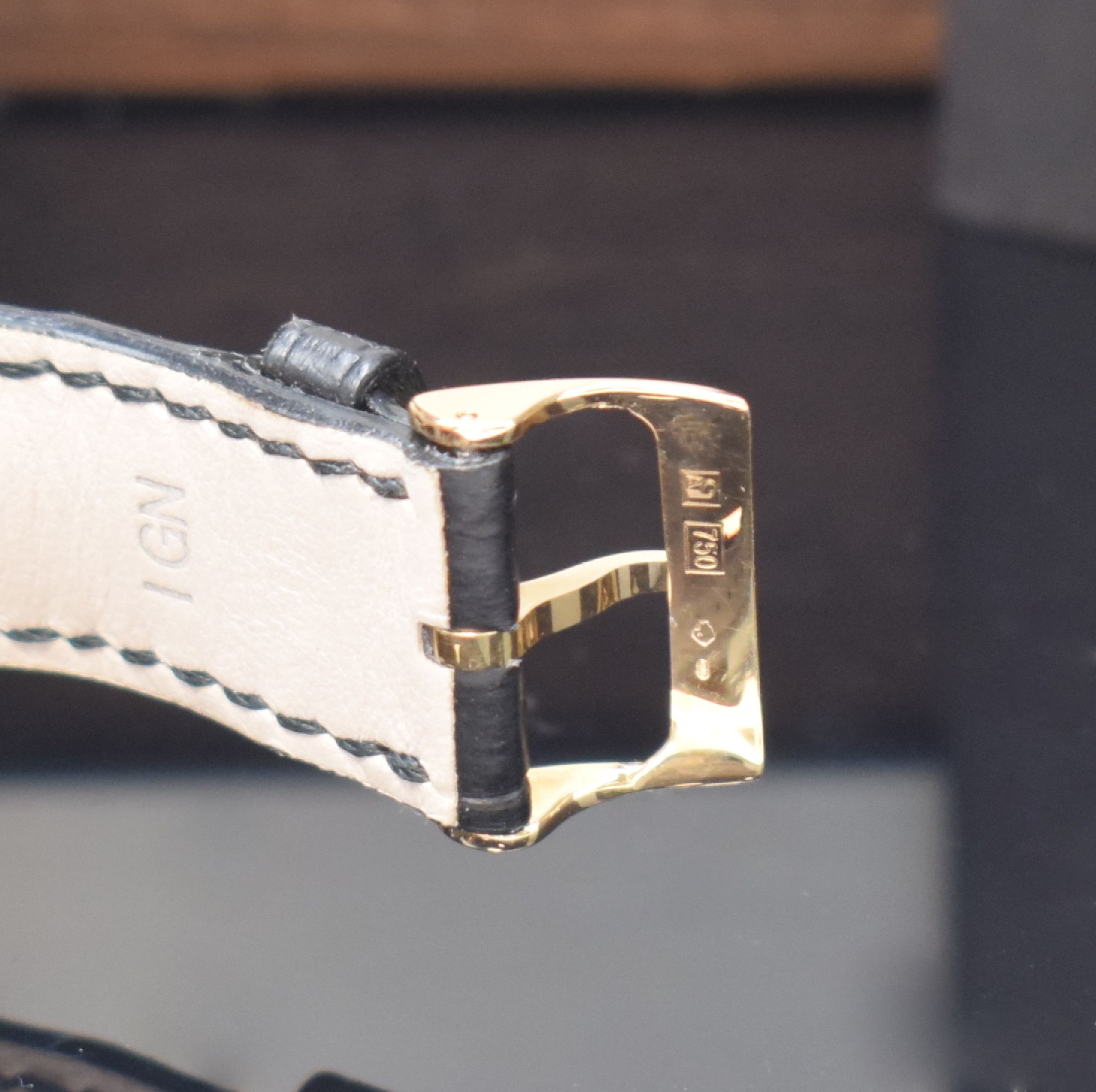 Detail b: GIRARD PERREGAUX Armbandchronograph Vintage 1945 Referenz 2599, Automatik, RG 750/000 inkl. orig. Lederband m. orig. RG 750/000 Dornschl., angelehnt ...