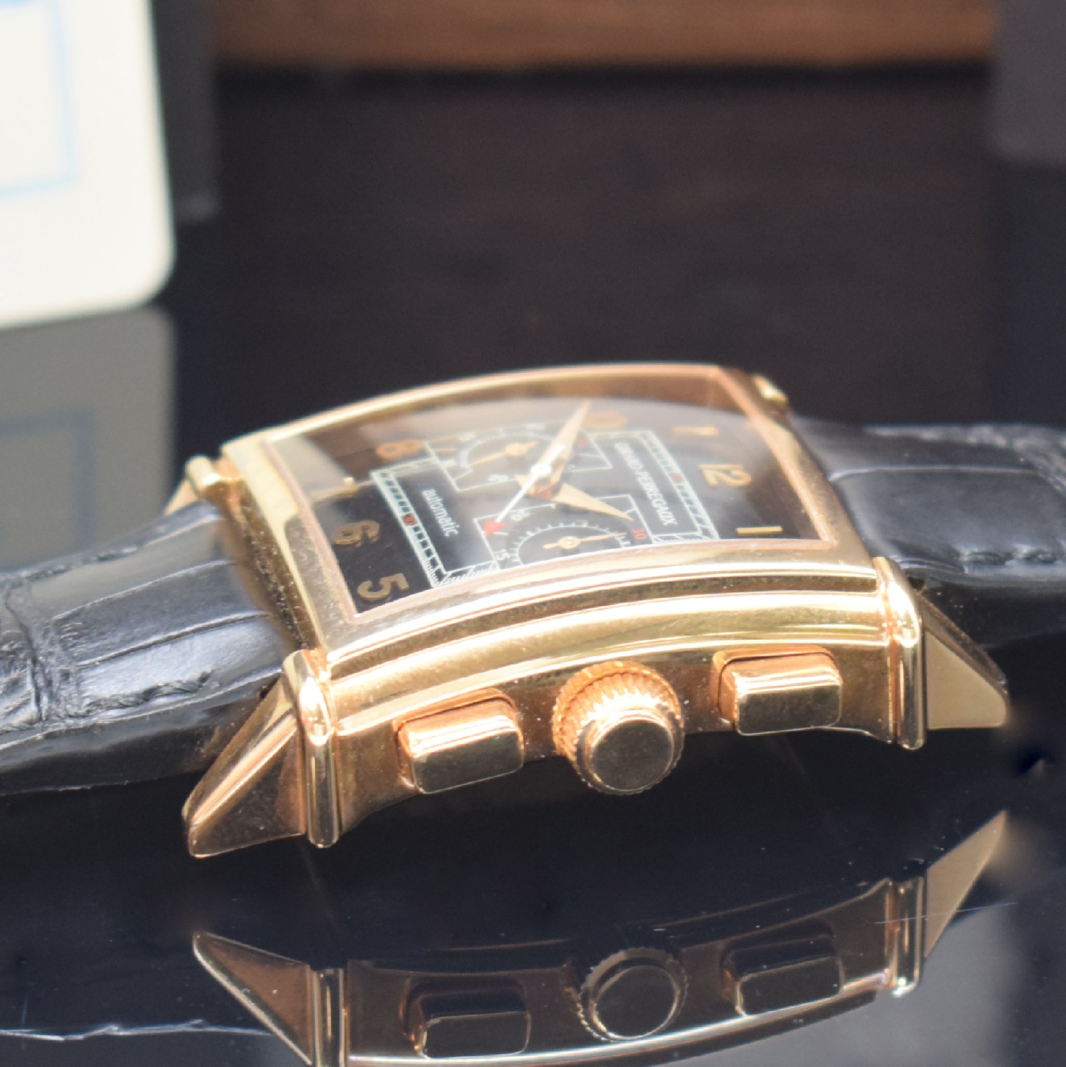 Detail c: GIRARD PERREGAUX Armbandchronograph Vintage 1945 Referenz 2599, Automatik, RG 750/000 inkl. orig. Lederband m. orig. RG 750/000 Dornschl., angelehnt ...