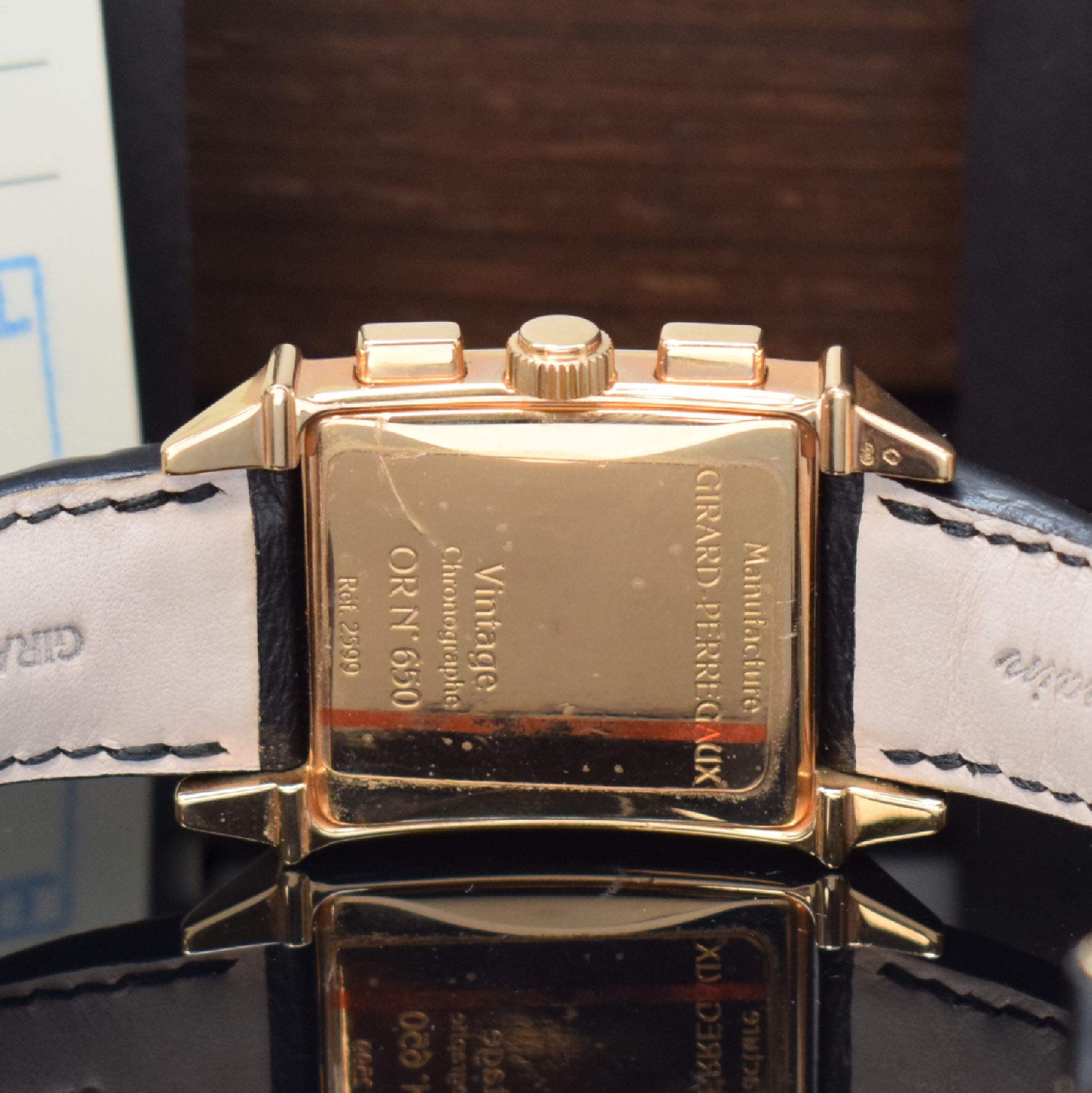 Detail d: GIRARD PERREGAUX Armbandchronograph Vintage 1945 Referenz 2599, Automatik, RG 750/000 inkl. orig. Lederband m. orig. RG 750/000 Dornschl., angelehnt ...