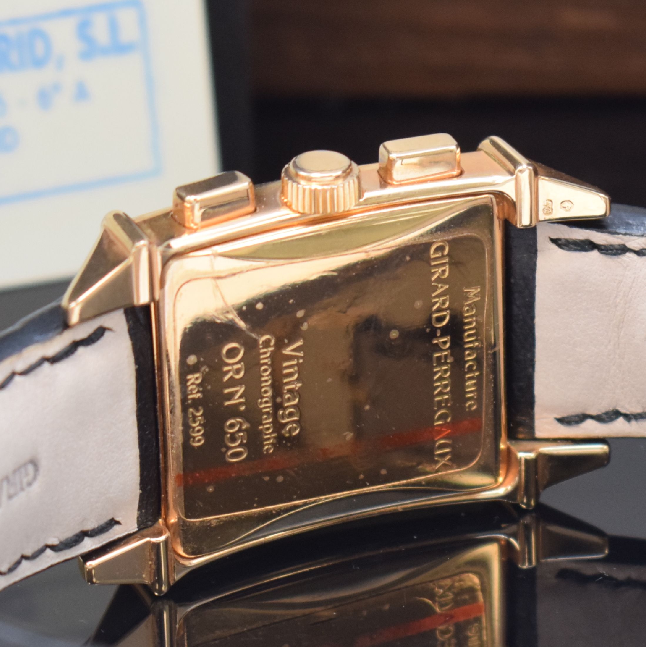 Detail e: GIRARD PERREGAUX Armbandchronograph Vintage 1945 Referenz 2599, Automatik, RG 750/000 inkl. orig. Lederband m. orig. RG 750/000 Dornschl., angelehnt ...
