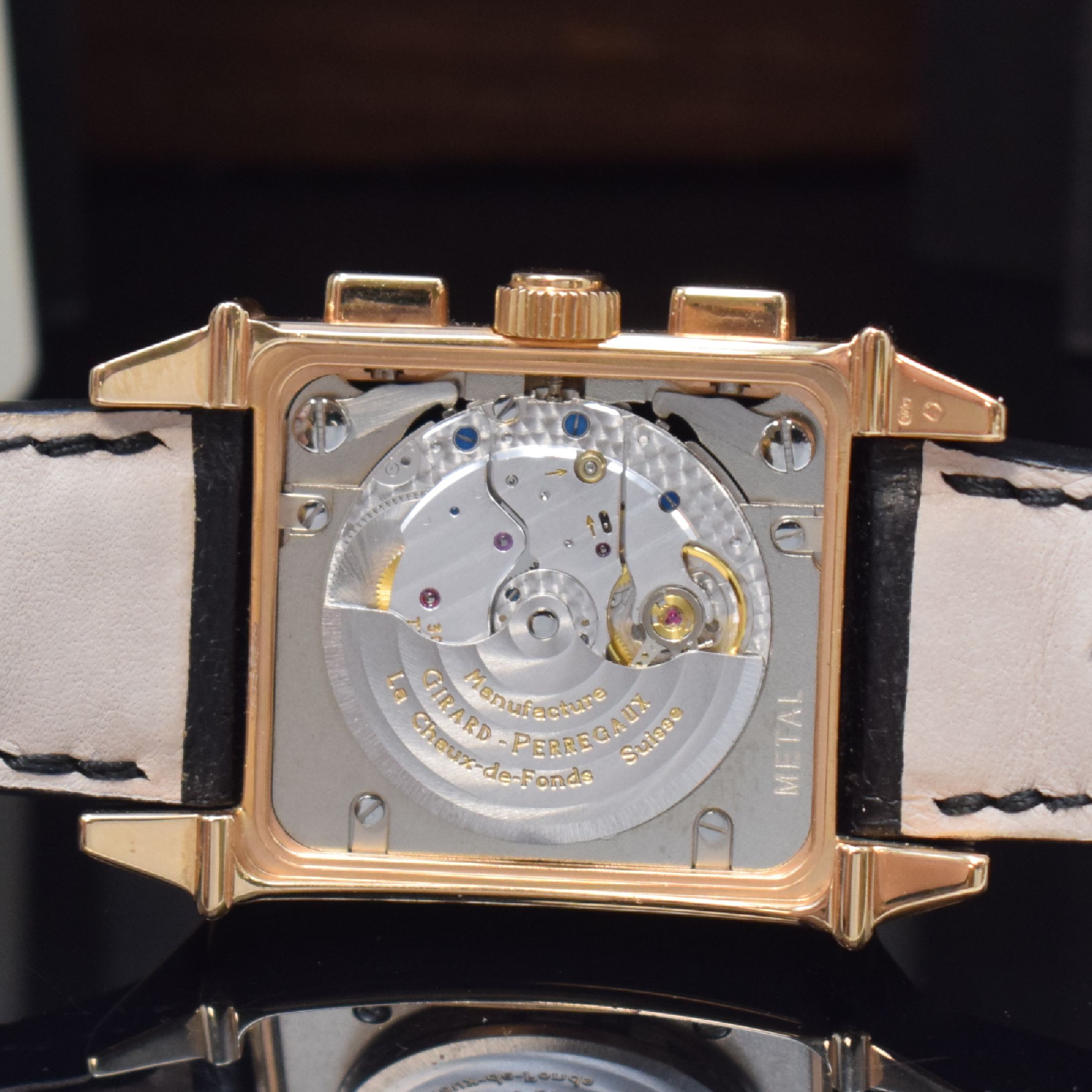 Detail f: GIRARD PERREGAUX Armbandchronograph Vintage 1945 Referenz 2599, Automatik, RG 750/000 inkl. orig. Lederband m. orig. RG 750/000 Dornschl., angelehnt ...
