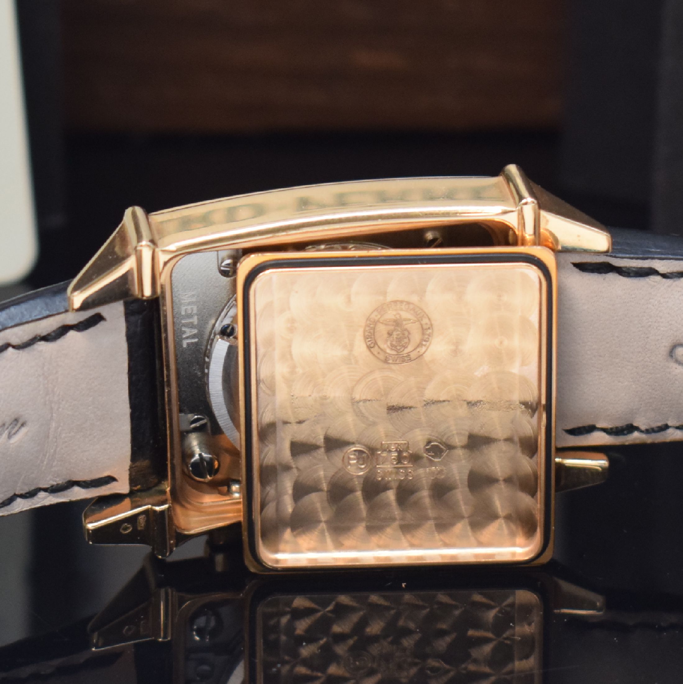 Detail h: GIRARD PERREGAUX Armbandchronograph Vintage 1945 Referenz 2599, Automatik, RG 750/000 inkl. orig. Lederband m. orig. RG 750/000 Dornschl., angelehnt ...