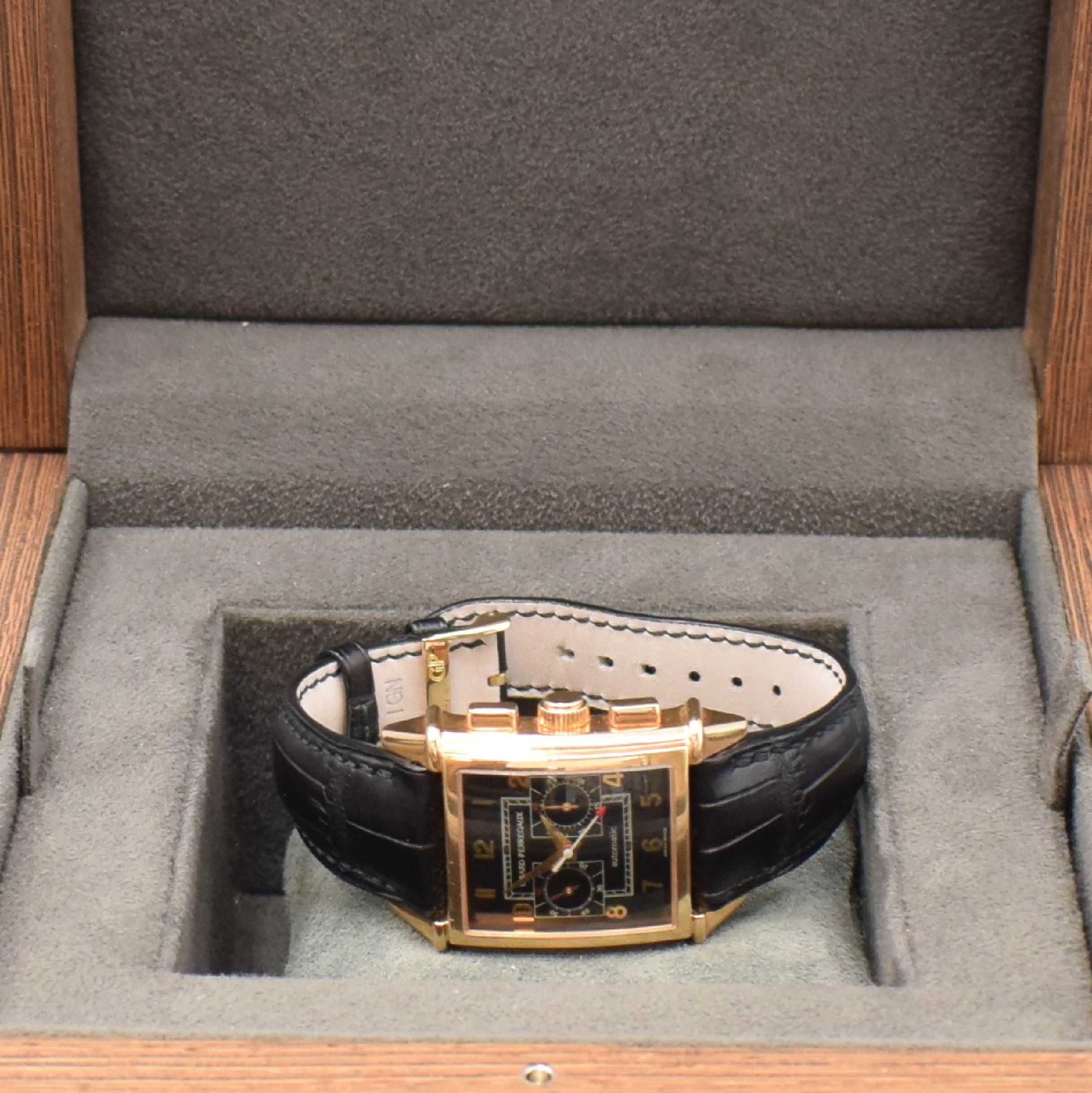 Detail i: GIRARD PERREGAUX Armbandchronograph Vintage 1945 Referenz 2599, Automatik, RG 750/000 inkl. orig. Lederband m. orig. RG 750/000 Dornschl., angelehnt ...