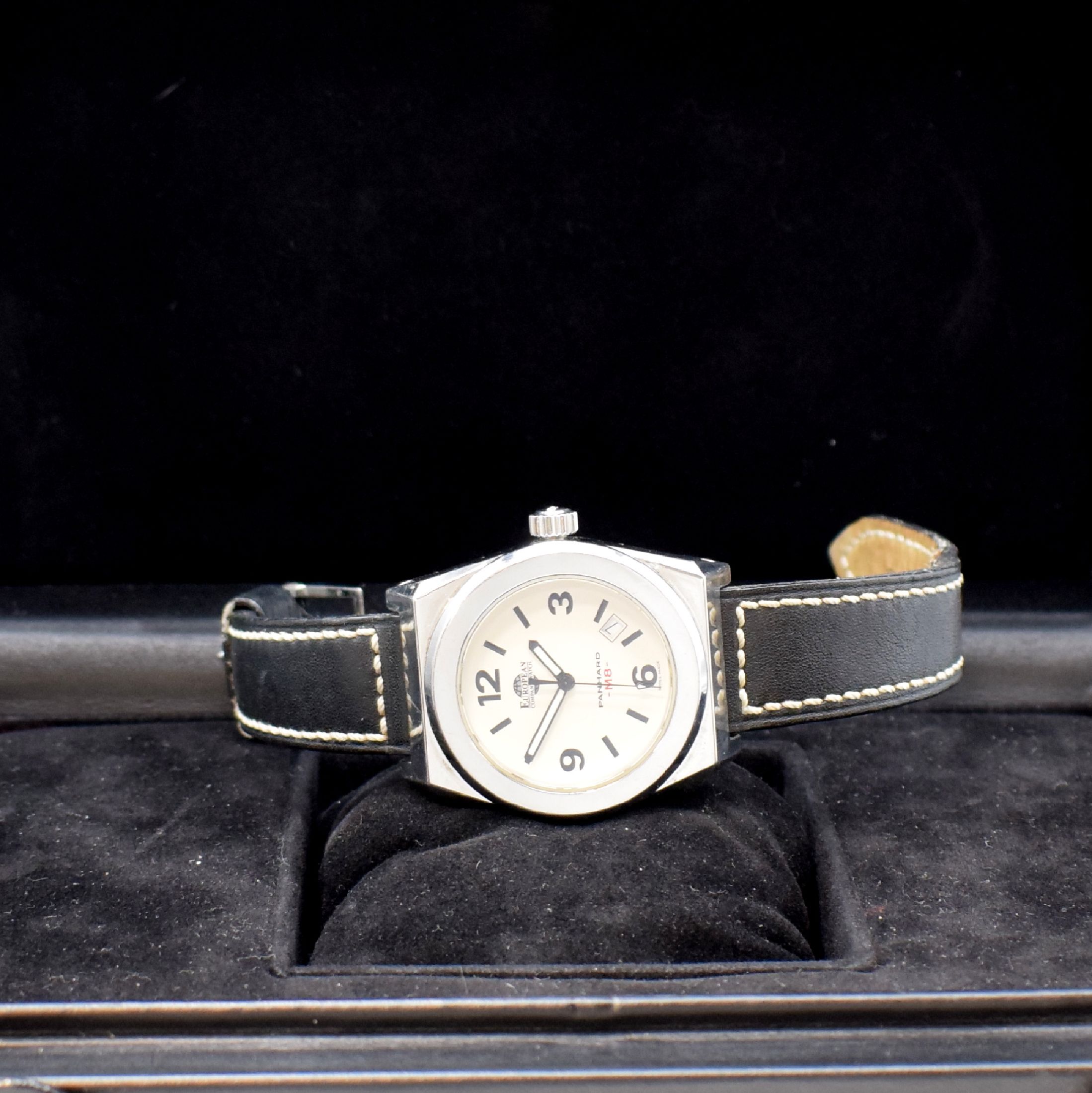 Detail e: EUROPEAN COMPANY WATCH Herrenarmbanduhr Panhard M8 Referenz PM8ST4051D, Automatik, massives 2-teil. Edelstahlgeh. inkl. Lederband m. orig. Dornschl., ...