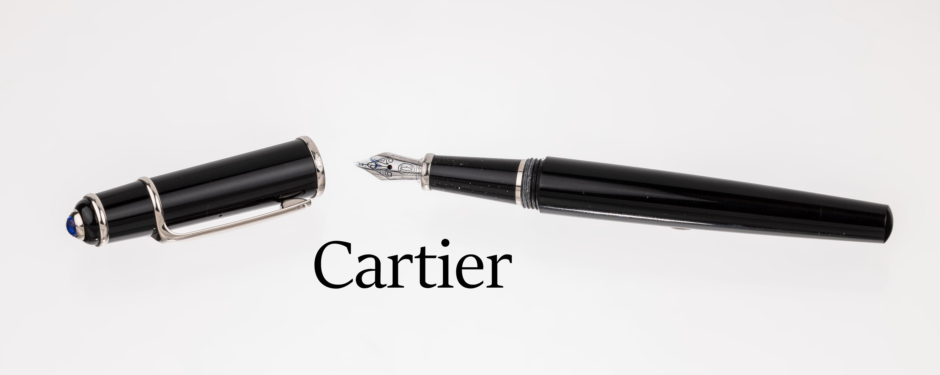 CARTIER Füller, Modell Diablo, Korpus und Kappe schwarzer Hartlack, Feder WG 750/000, Kappe mit blauem Glascabochon, in Etui