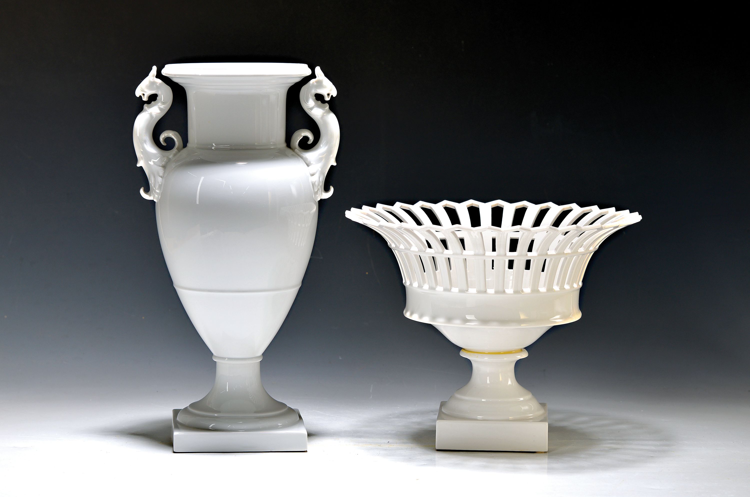 Französische Korbschale und Doppelhenkelvase, KPM Berlin, weiß, Obstschale/Korb ca. 20 x 27cm, Vase H. ca. 32 cm, neuwertiger Zustand