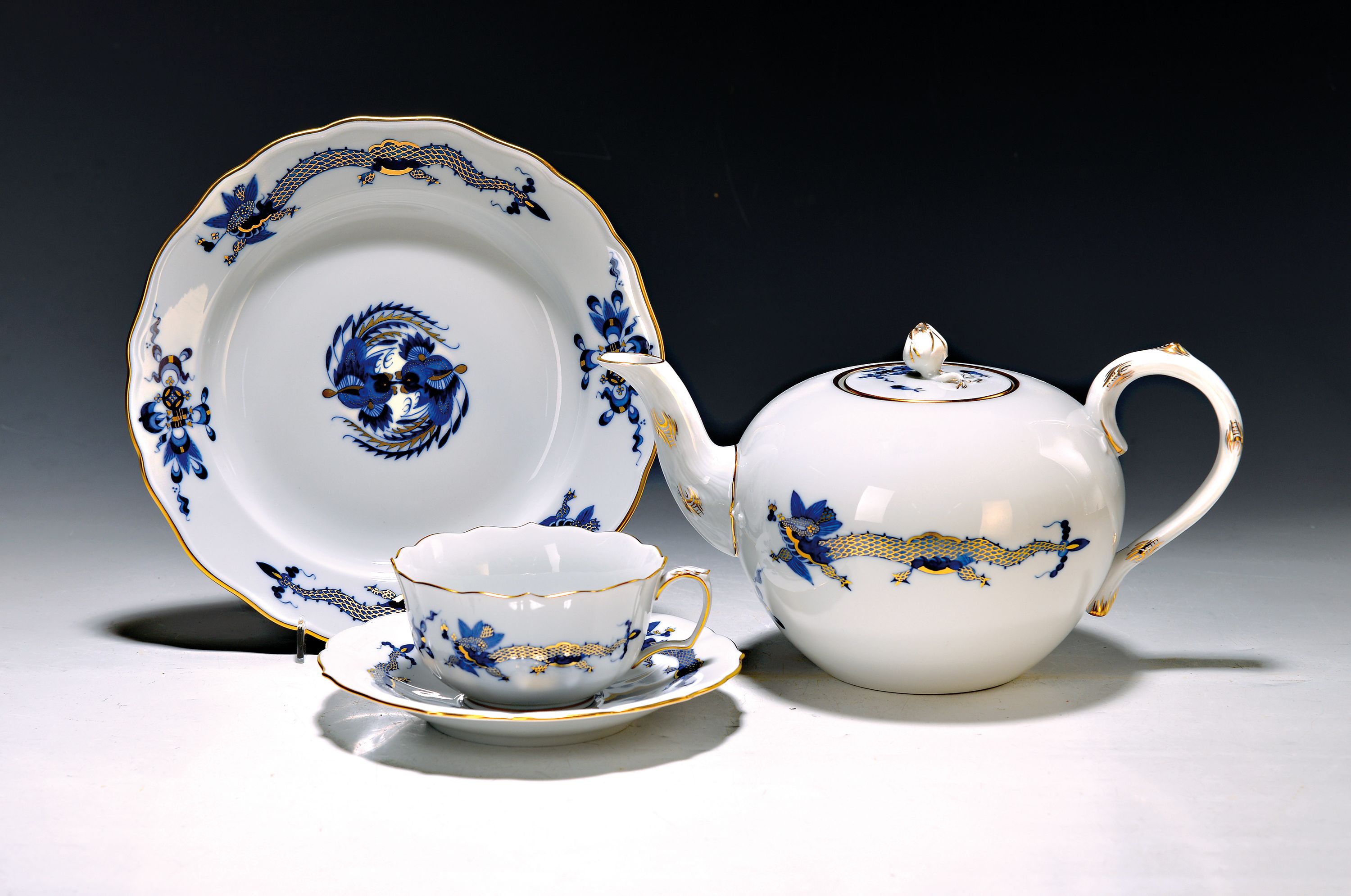 Teeservice, Meissen, 20. Jh., blauer Hofdrache, für 7 Personen, golden gehöht, Goldstaffage: Teekanne, 7 Teetassen mit Untertassen, 7 ...