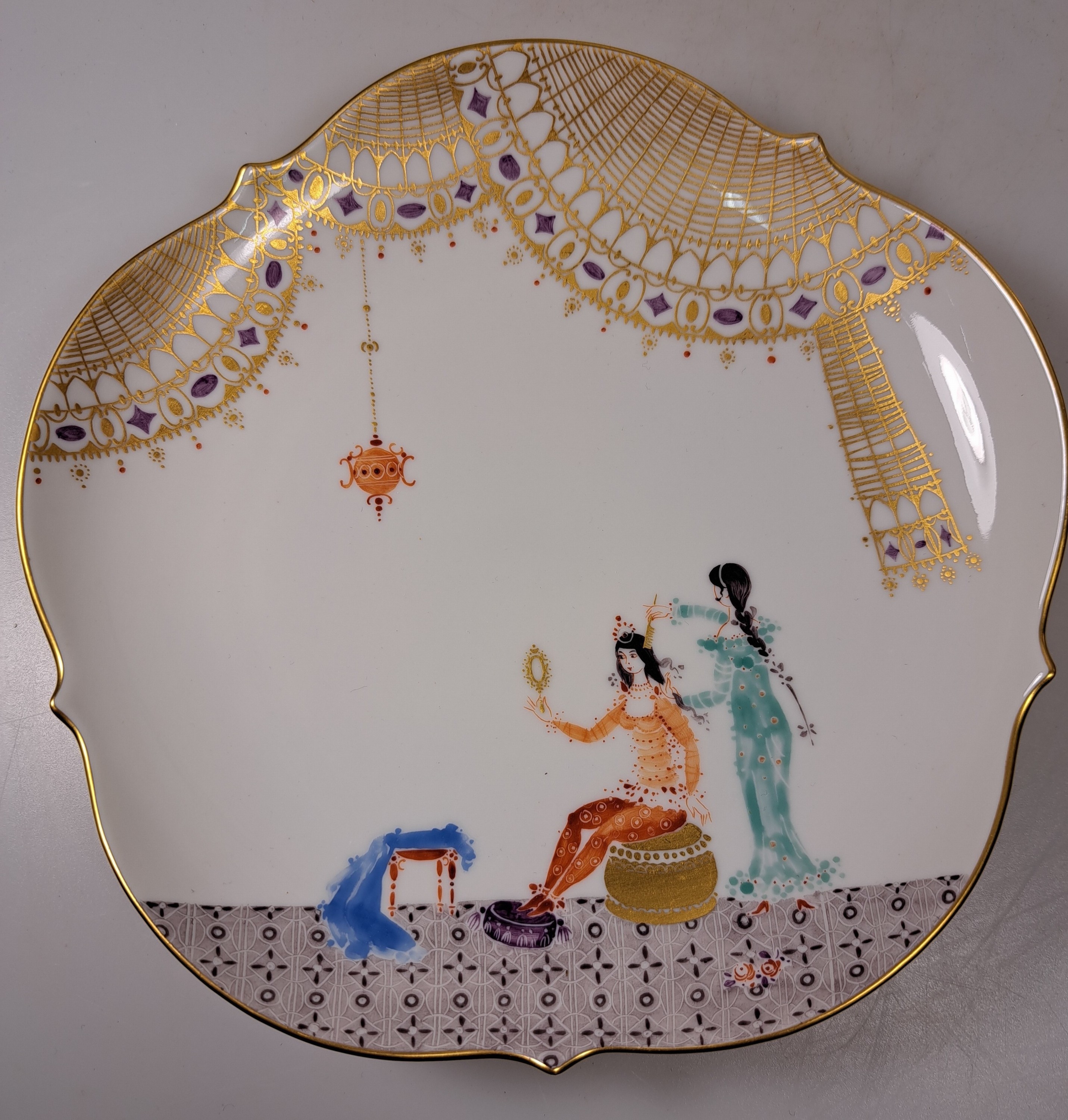 Detail a: Dessertteller, Meissen, 1001 Nacht, großer Ausschnitt, polychrom bemalt, D. ca. 18 cm, Goldstaffage, Unterseite vergoldet