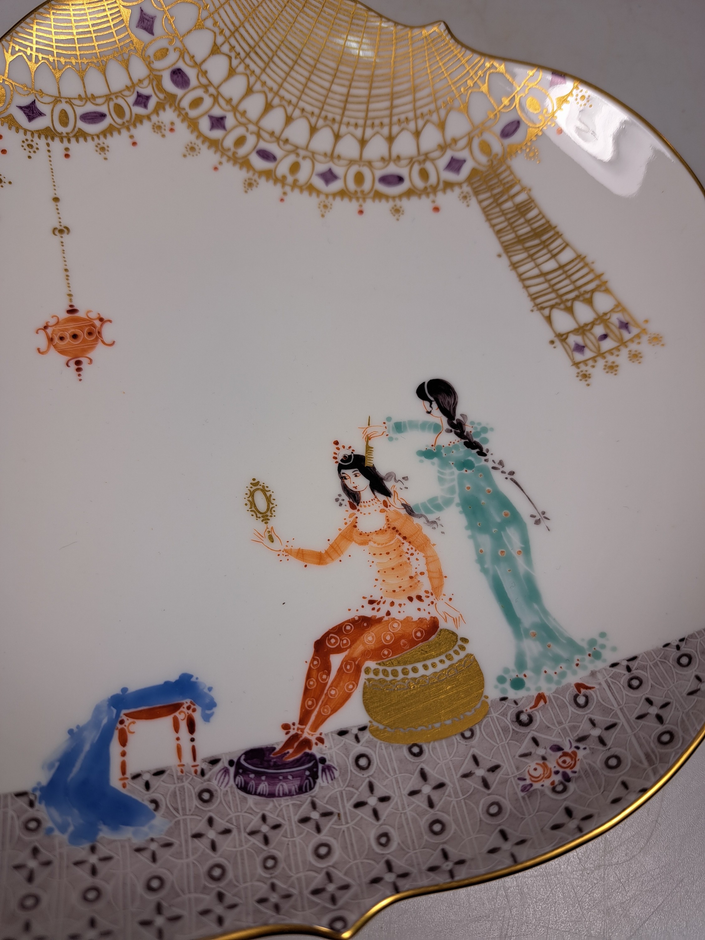 Detail b: Dessertteller, Meissen, 1001 Nacht, großer Ausschnitt, polychrom bemalt, D. ca. 18 cm, Goldstaffage, Unterseite vergoldet