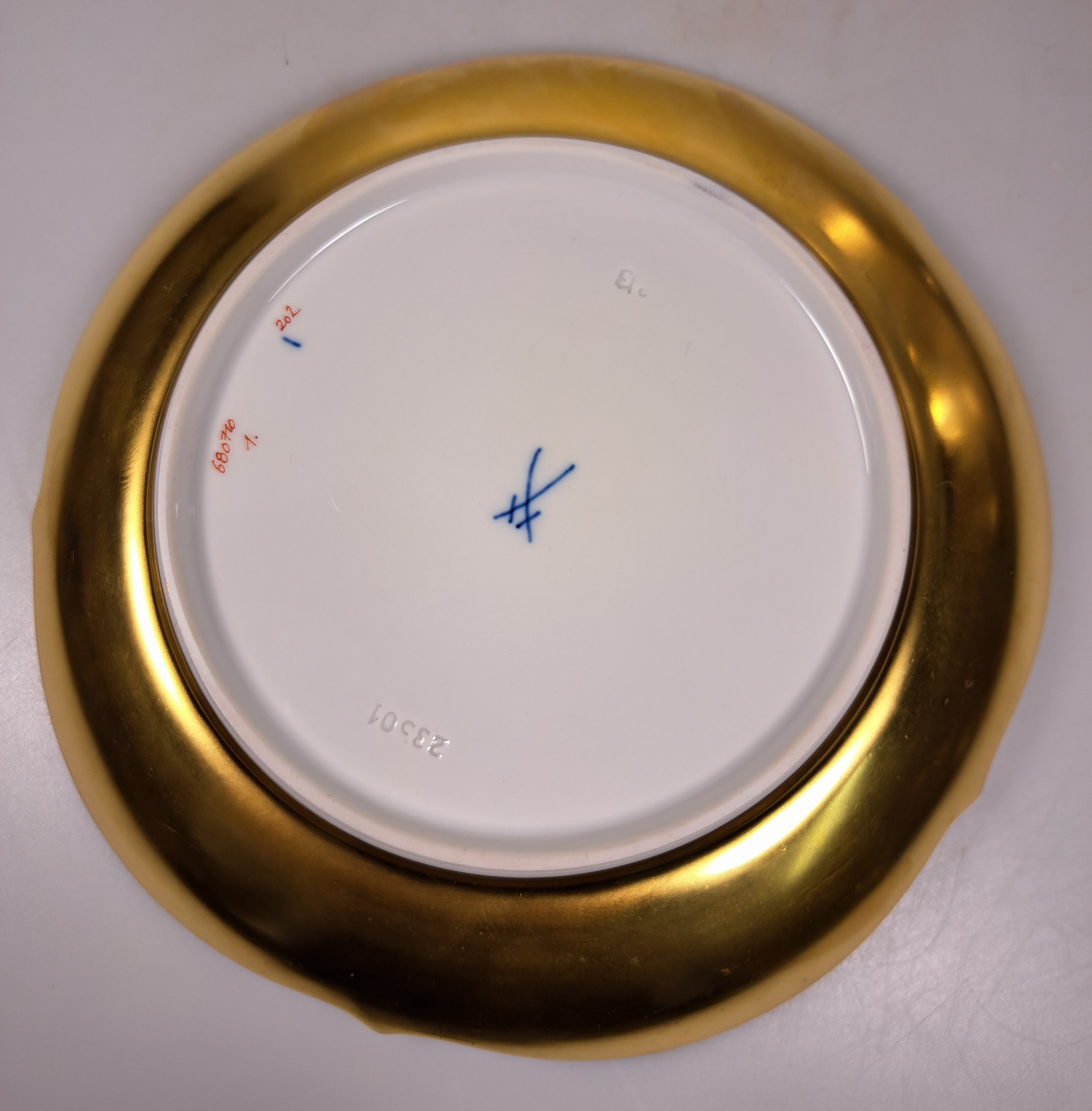Detail d: Dessertteller, Meissen, 1001 Nacht, großer Ausschnitt, polychrom bemalt, D. ca. 18 cm, Goldstaffage, Unterseite vergoldet