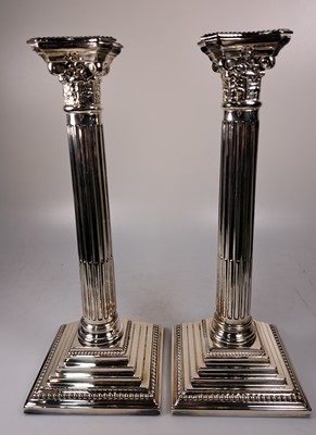 26747497a - Pair of candlesticks in Corinthian column shape, England, sterling silver, filled, stepped base with pearl strips, height approx. 32 cm, approx. 2370 g including filling, very good condition