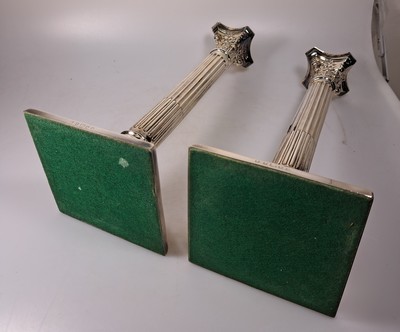 26747497e - Pair of candlesticks in Corinthian column shape, England, sterling silver, filled, stepped base with pearl strips, height approx. 32 cm, approx. 2370 g including filling, very good condition