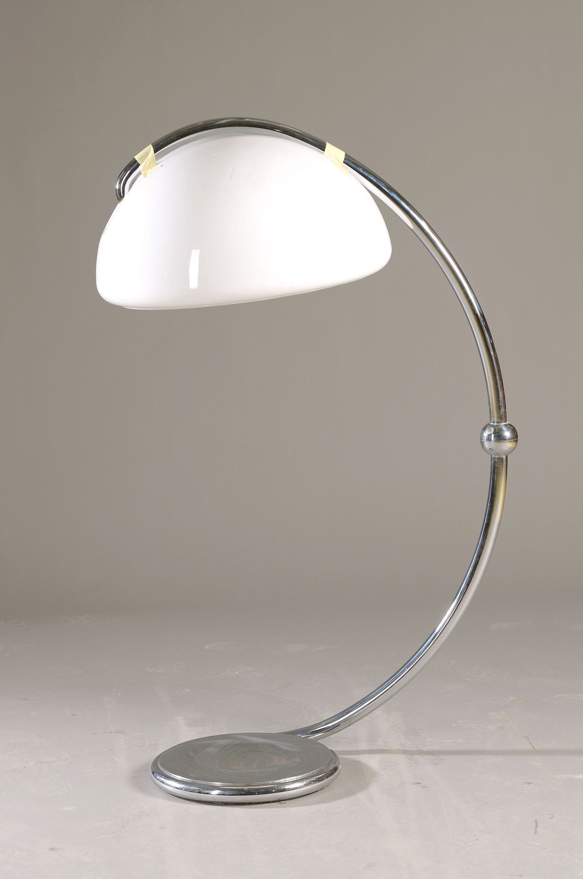 Martinelli Luce Stehlampe, "Serpente Floor", silberner Fuß, opakweisser Kunststoffschirm (Methacrylat), Entw. Elio Martinelli, H.ca. 120 ...
