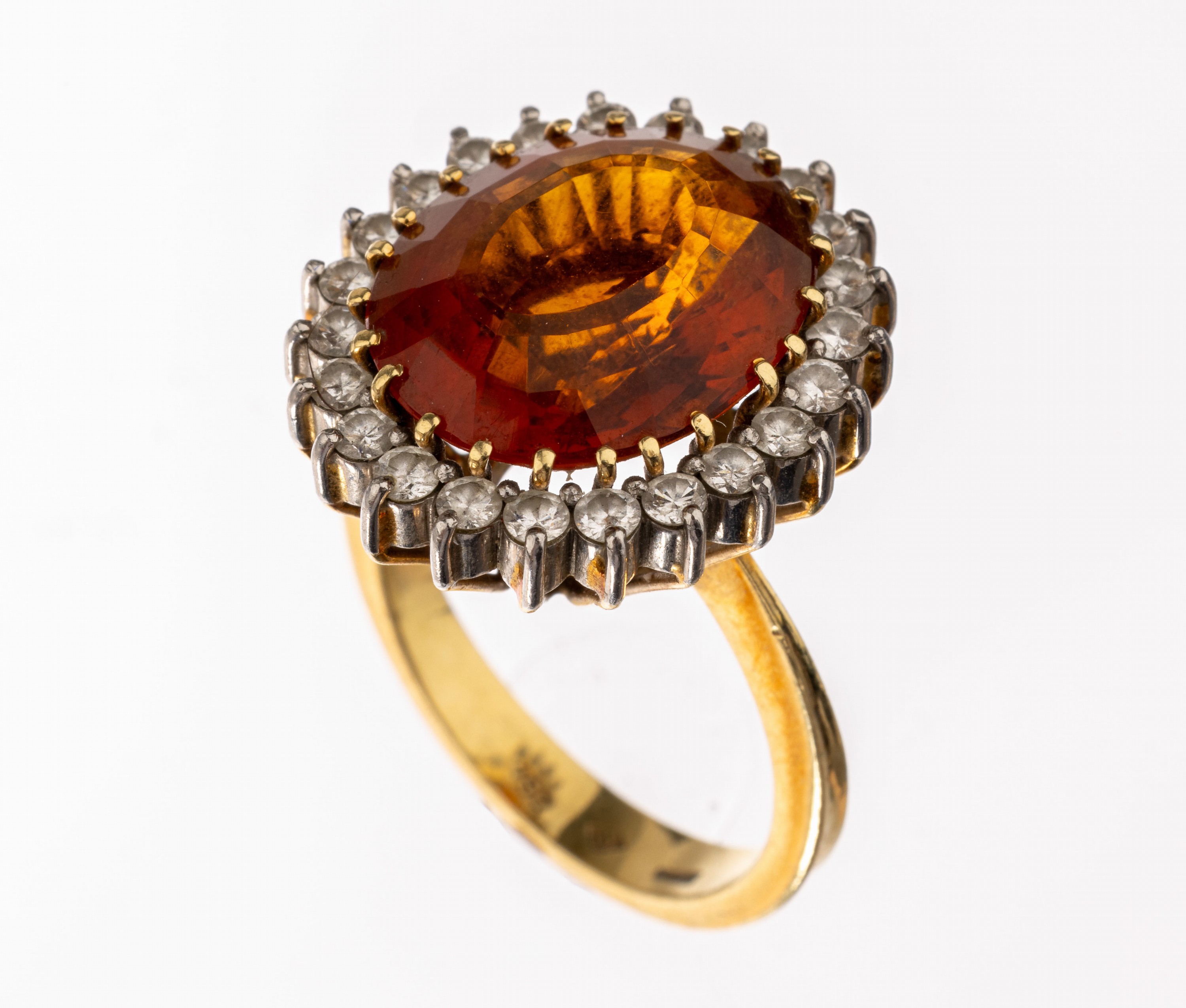 18 kt Gold Diamant-Citrin-Ring, GG 750/000,gepr., ovalfacett. Citrin ca. 7.0 ct, umgeben von 23 Brillanten zus. ca. 0.72 ct Weiß/si, RW 57, ca. ...