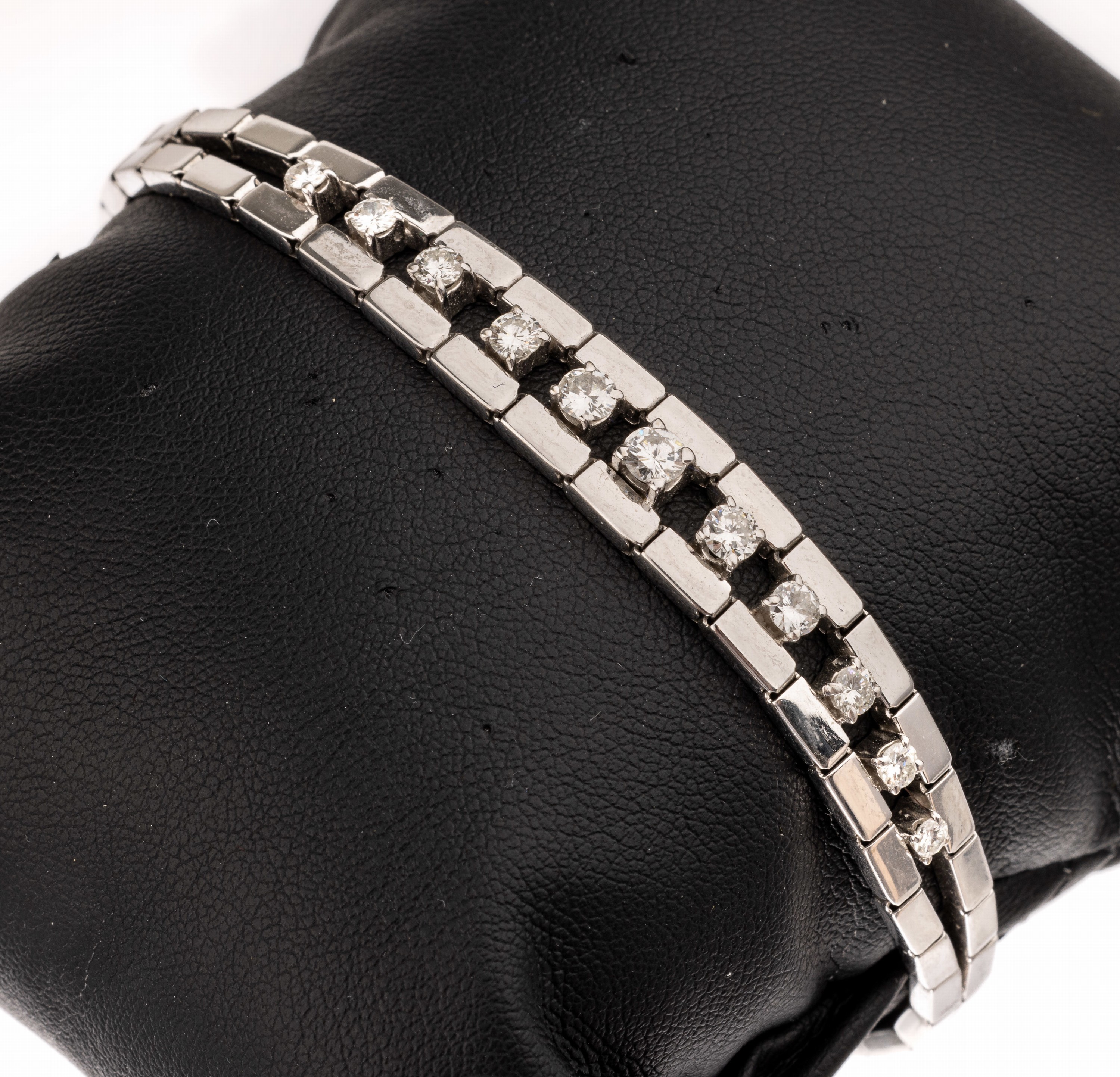 14 kt Gold Brillant-Armband, WG 585/000, 2 rhg. verlaufend, 11 Brillanten zus. ca. 1.0 ctWeiß/si, L. ca. 17.5 cm, ca. 14.4 g, Kastenschloss mit 2 ...