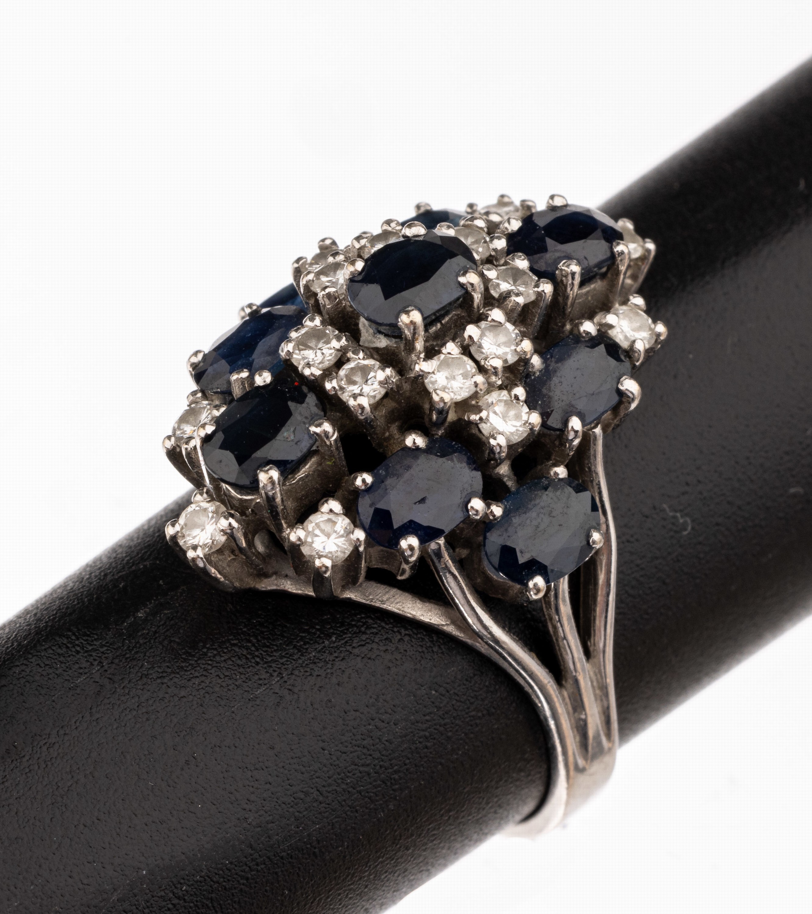 14 kt Gold Diamant-Saphir-Ring, WG 585/000,Ringkopf hoch aufgebaut, mit Unterkaderung, 9 Saphire zus. ca. 2.0 ct, 16 Diamanten zus. ca.0.48 ct ...