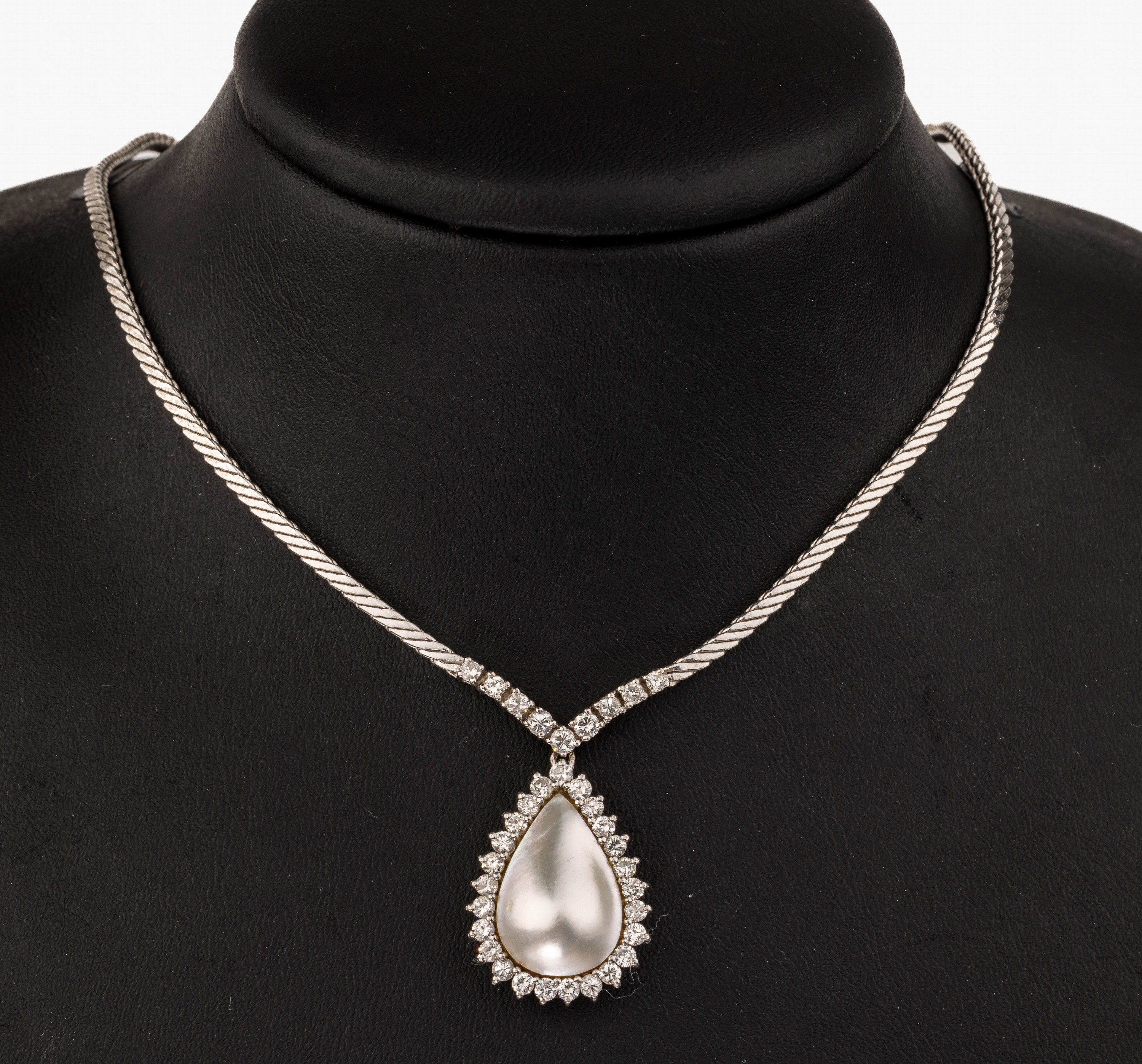 18 kt Gold Zuchtperl-Diamant-Collier, WG 750/000, Abhängung bewegl., tropfenförmige Mabeperle, umgeben von 34 Diamanten zus. ca. 1.70 ct Weiß/si, ...