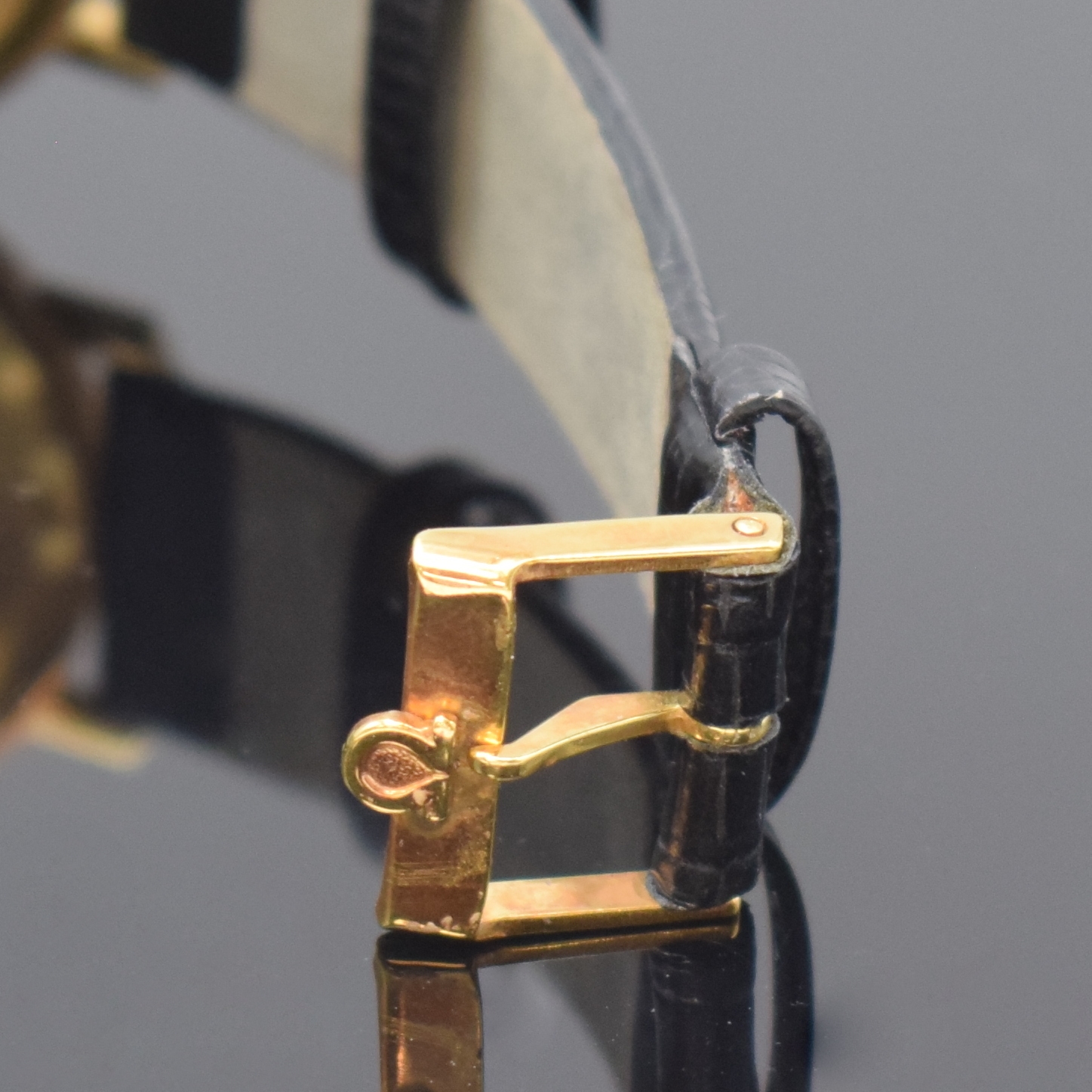 Detail b: OMEGA Geneve Herrenarmbanduhr Referenz 1667071 in GG 585/000, Schweiz um 1972, Automatik, verschr. Geh., orig. Krone, silb. Zifferbl., aufges. gold. ...