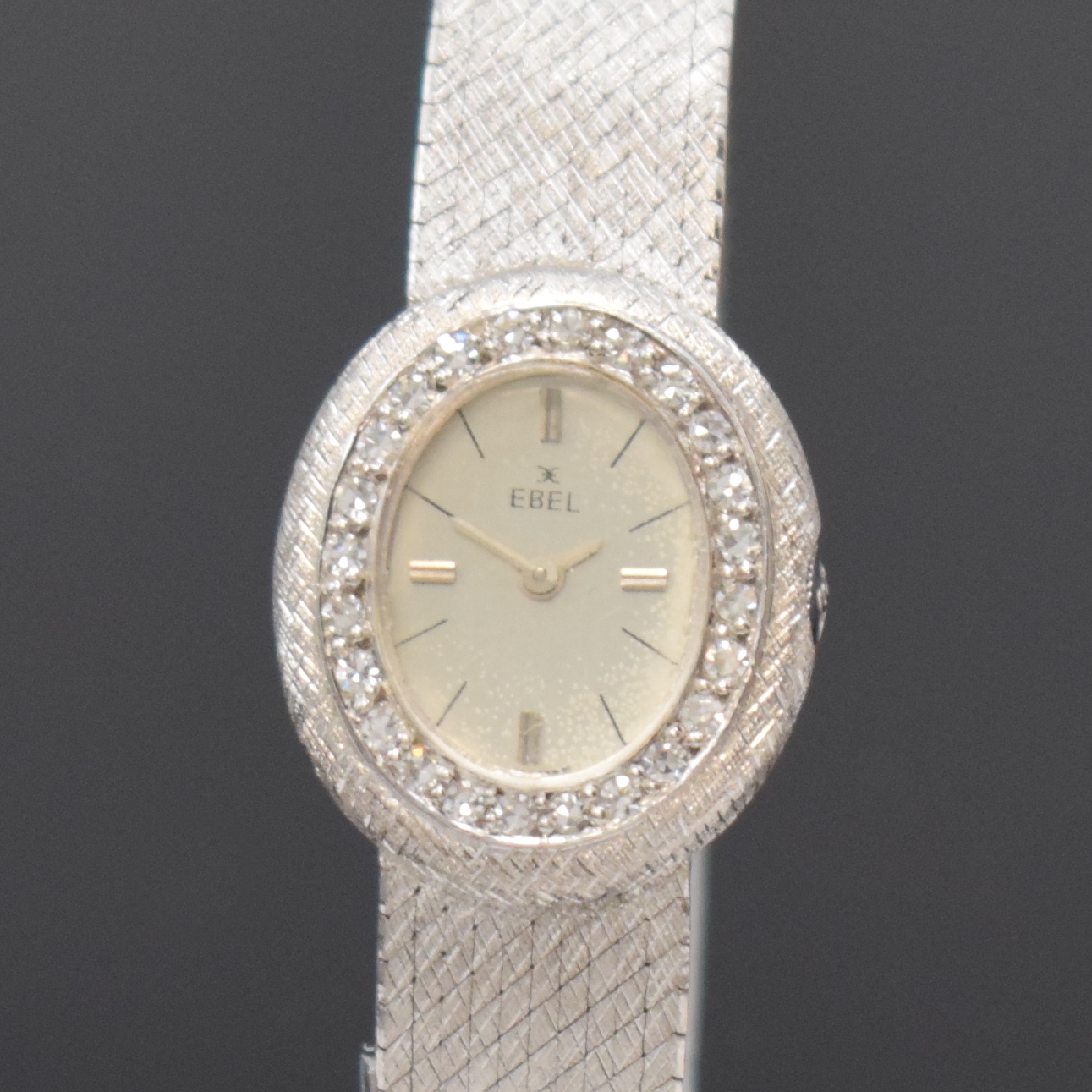 Detail a: EBEL diamantbesetzte Damenarmbanduhr in WG 750/000, Schweiz um 1970, Handaufzug, unsign. 2-tlg. Geh. m. integr. Milanaiseband, Boden aufgedr., silb. ...
