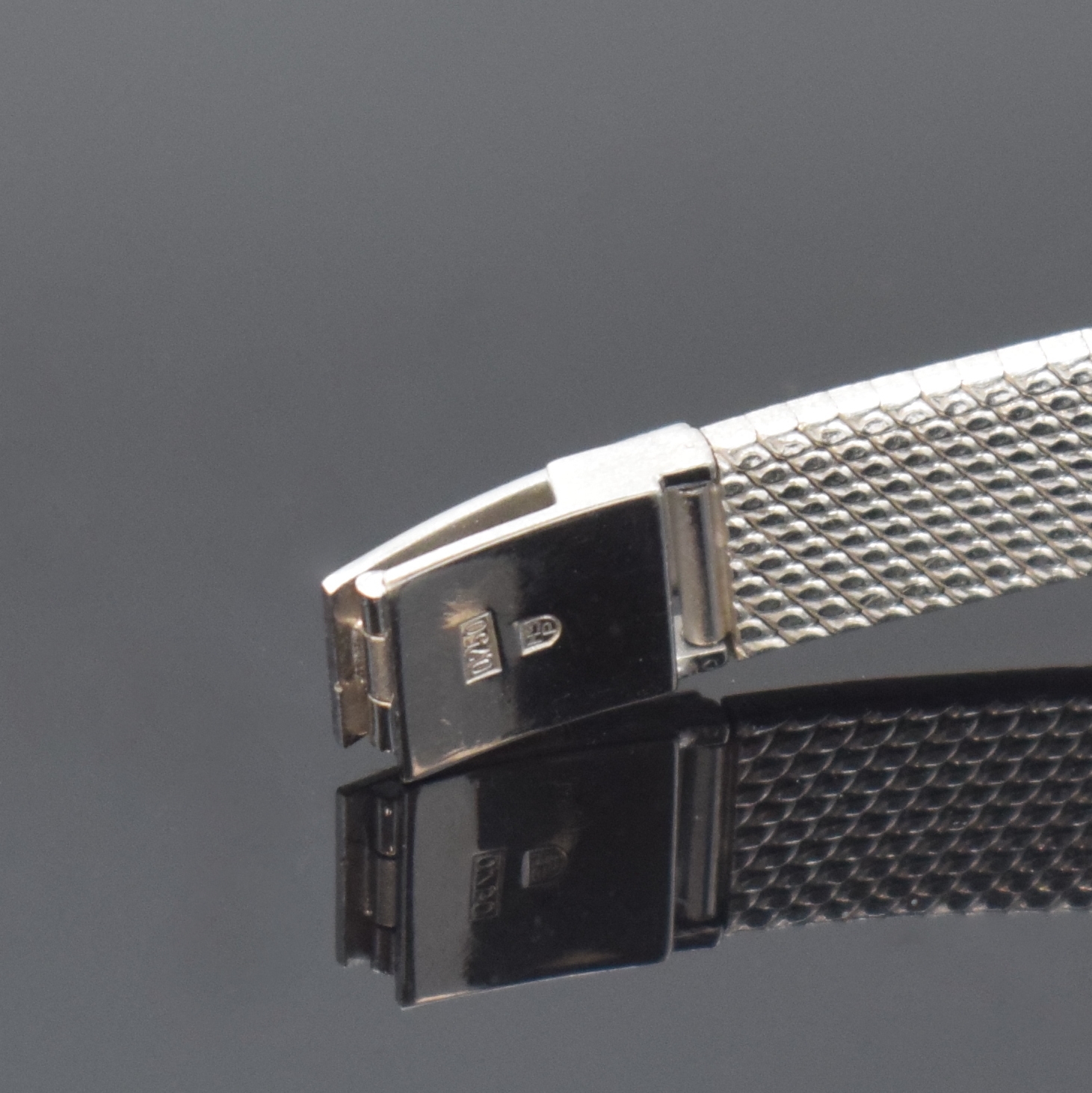 Detail b: EBEL diamantbesetzte Damenarmbanduhr in WG 750/000, Schweiz um 1970, Handaufzug, unsign. 2-tlg. Geh. m. integr. Milanaiseband, Boden aufgedr., silb. ...