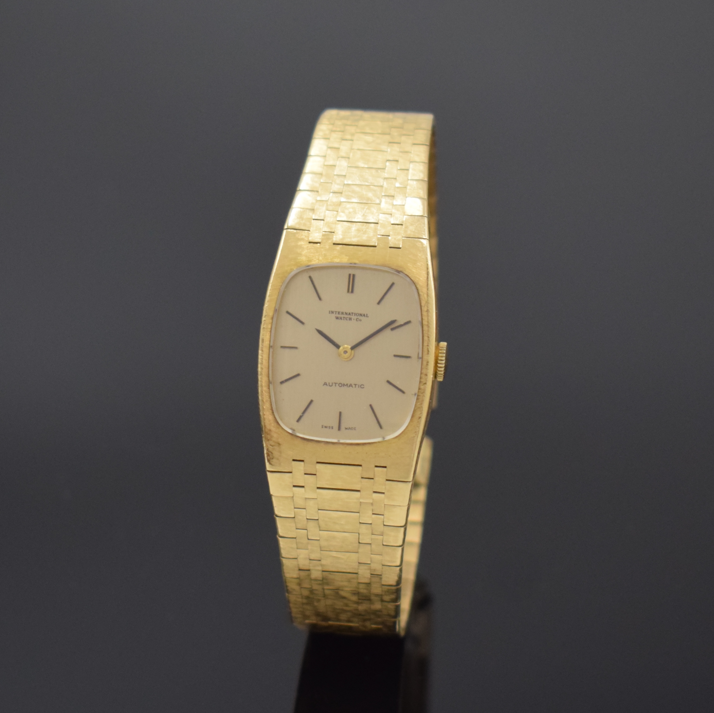 IWC Damenarmbanduhr in GG 750/000, Schweiz um 1970, Automatik, 2-tlg. Geh. m. integr. Band, Boden aufgedr., cremefarb. Zifferbl., aufges. gold. ...