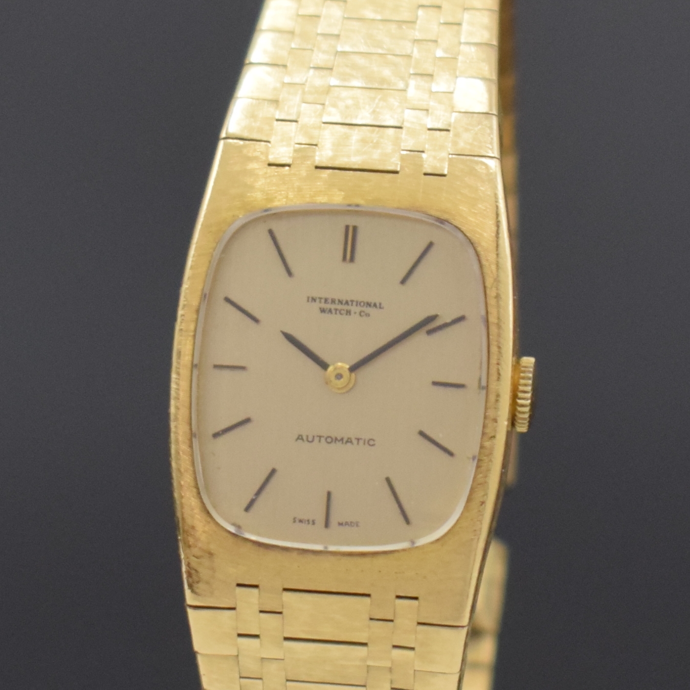 Detail a: IWC Damenarmbanduhr in GG 750/000, Schweiz um 1970, Automatik, 2-tlg. Geh. m. integr. Band, Boden aufgedr., cremefarb. Zifferbl., aufges. gold. ...