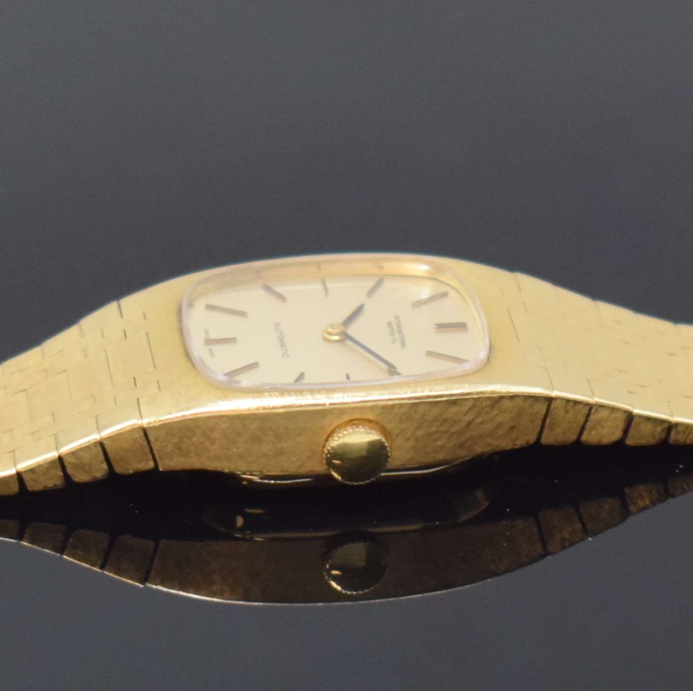 Detail d: IWC Damenarmbanduhr in GG 750/000, Schweiz um 1970, Automatik, 2-tlg. Geh. m. integr. Band, Boden aufgedr., cremefarb. Zifferbl., aufges. gold. ...