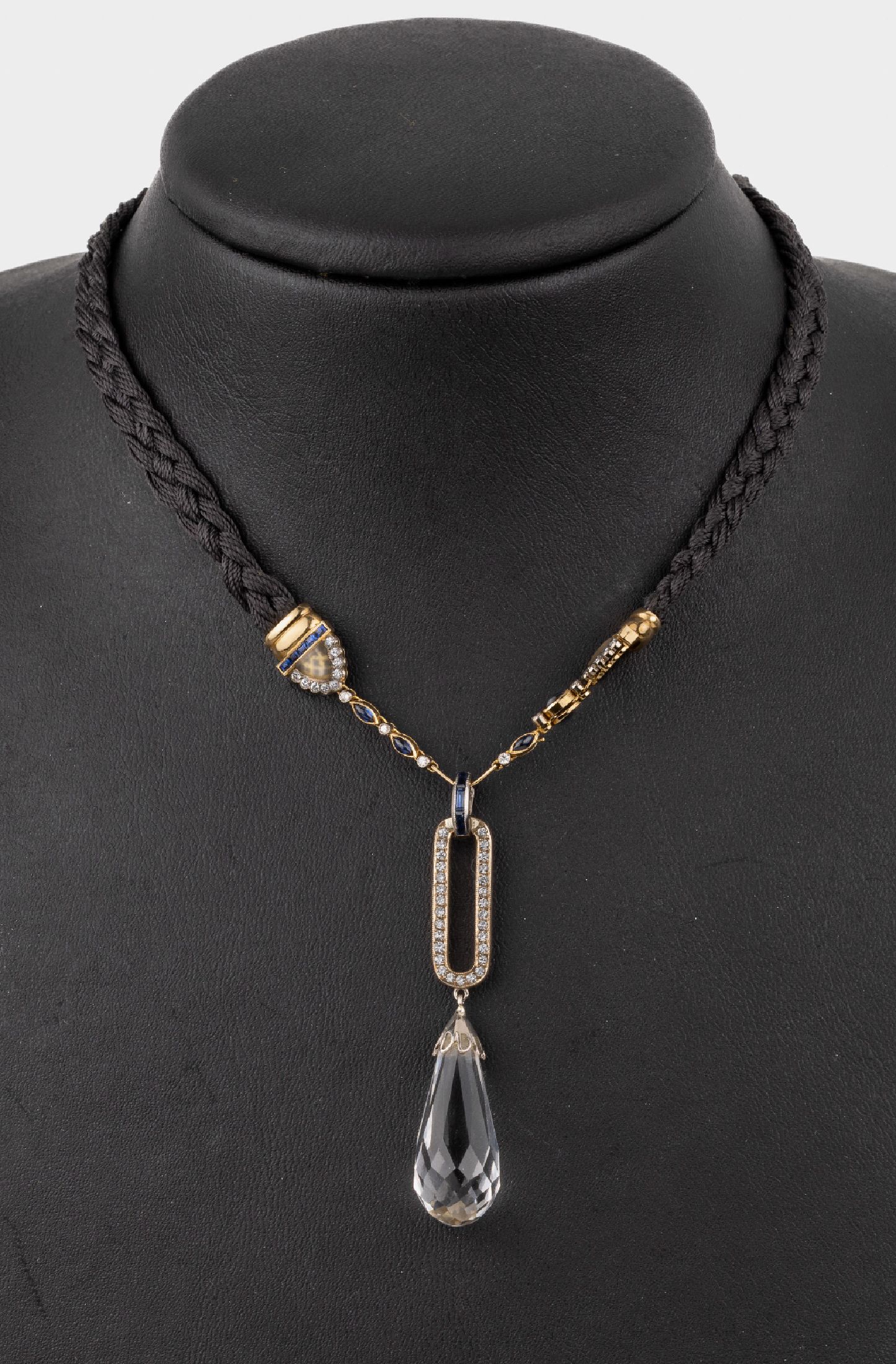 18 kt Gold Brillant-Collier, GG/WG 750/000,gepr., Collier aus geflochtenem Seidenband, Mittelteil mit 17 Saphiren (Carrees, Baguettes, ...