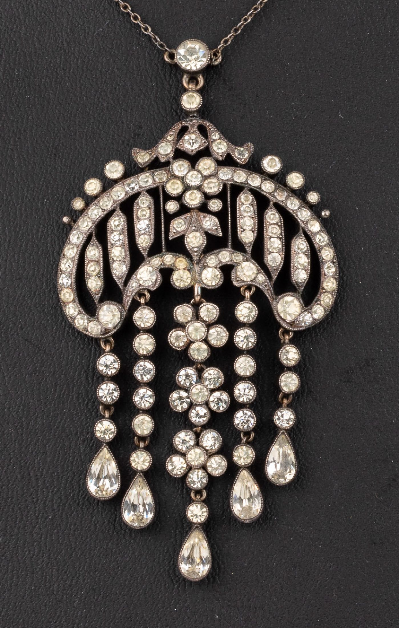 Detail a: Modeschmuck-Collier, um 1900, Silber, gepr., Straßbesatz in versch. Schliffformen, bewegliche Abhängungen, ca. 6.5 x 3.5 cm, L. ca. 38 bzw. 40 cm