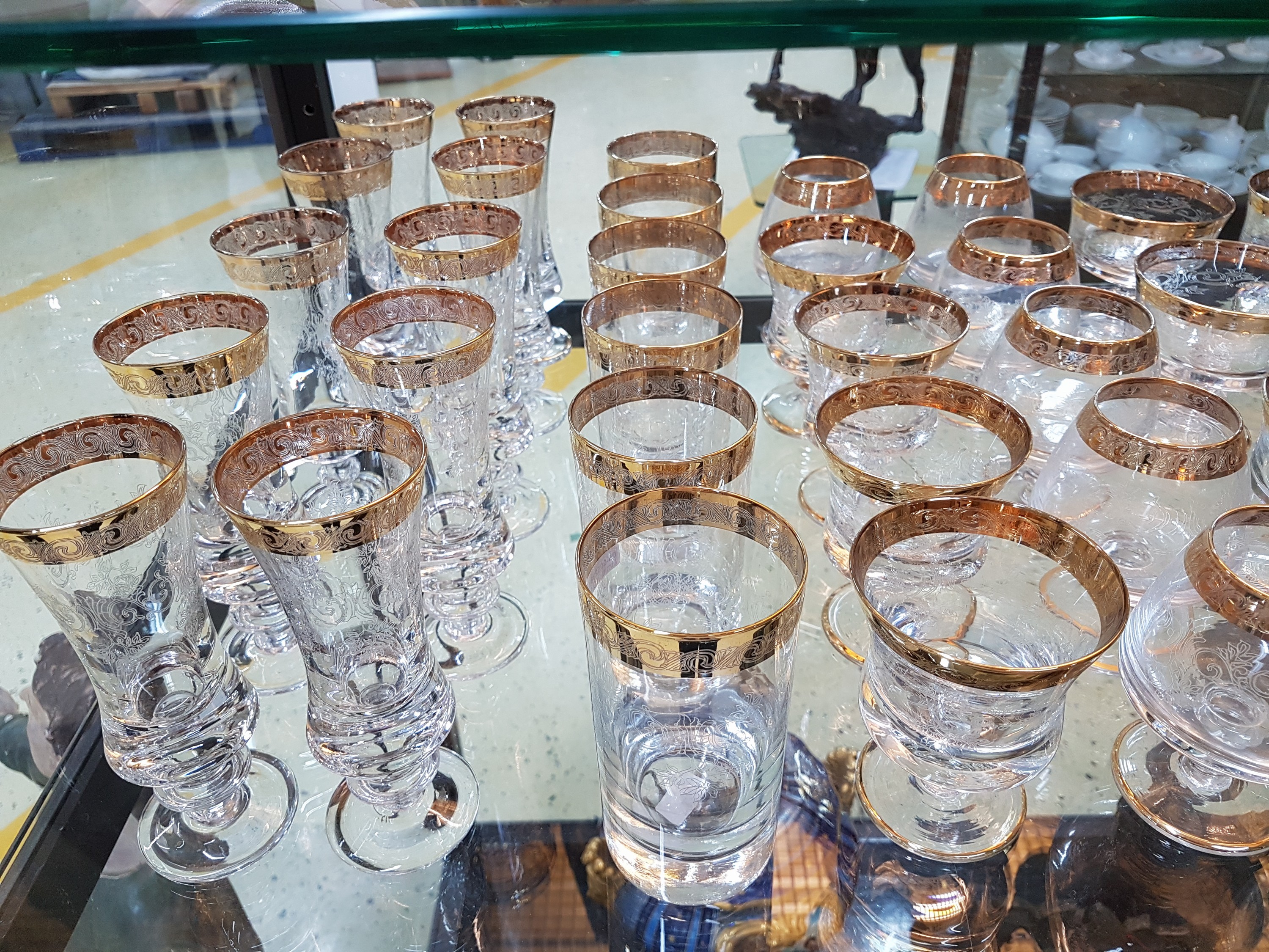 Detail a: Trinkglasservice, Murano, 60/70er Jahre, 10 Sektgläser, 6 Champagnerschalen, 4 Weingläser, 6 Cognacschwenker, 6 Bechergläser, farbloses Glas, ...