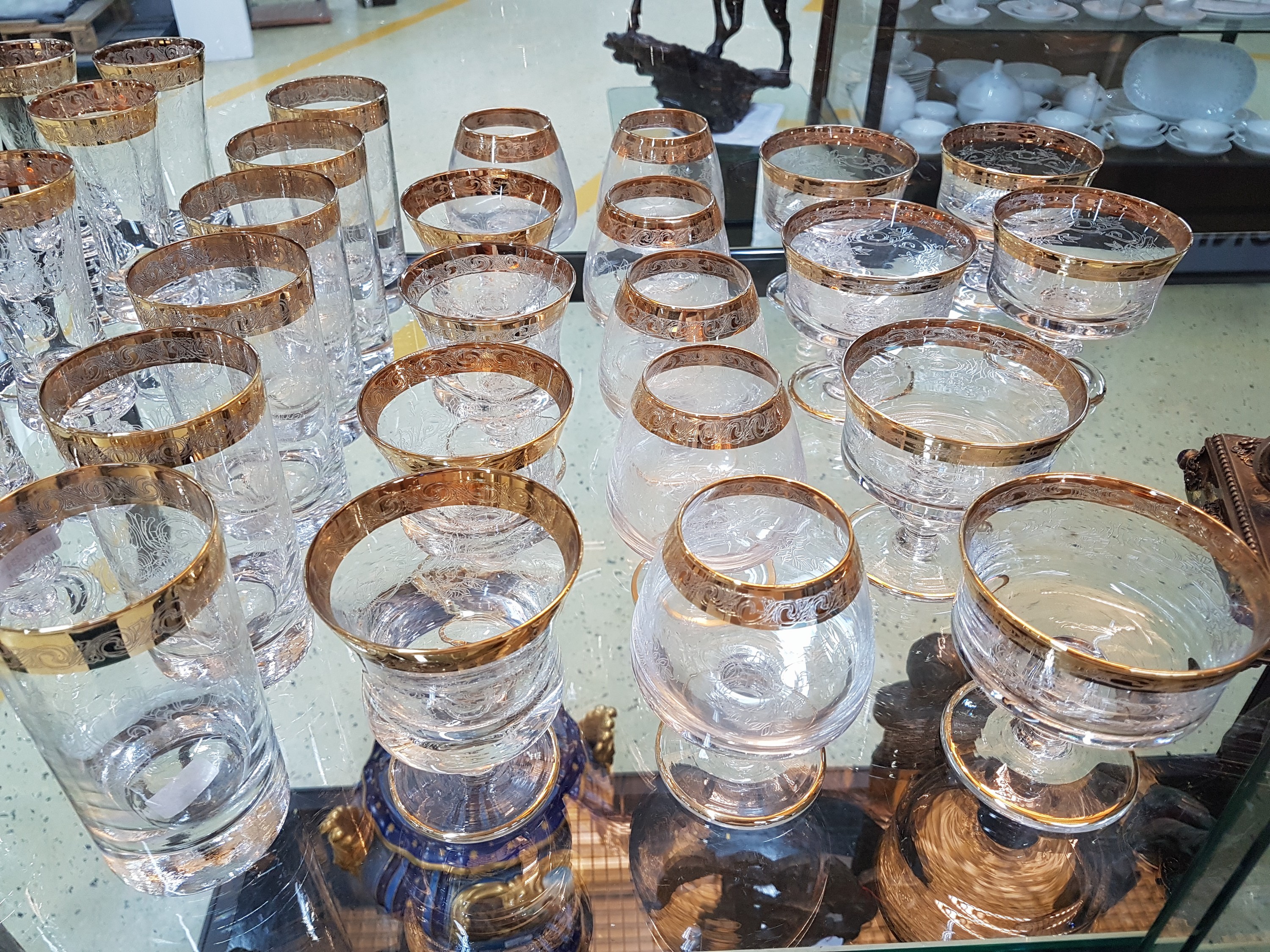 Detail b: Trinkglasservice, Murano, 60/70er Jahre, 10 Sektgläser, 6 Champagnerschalen, 4 Weingläser, 6 Cognacschwenker, 6 Bechergläser, farbloses Glas, ...
