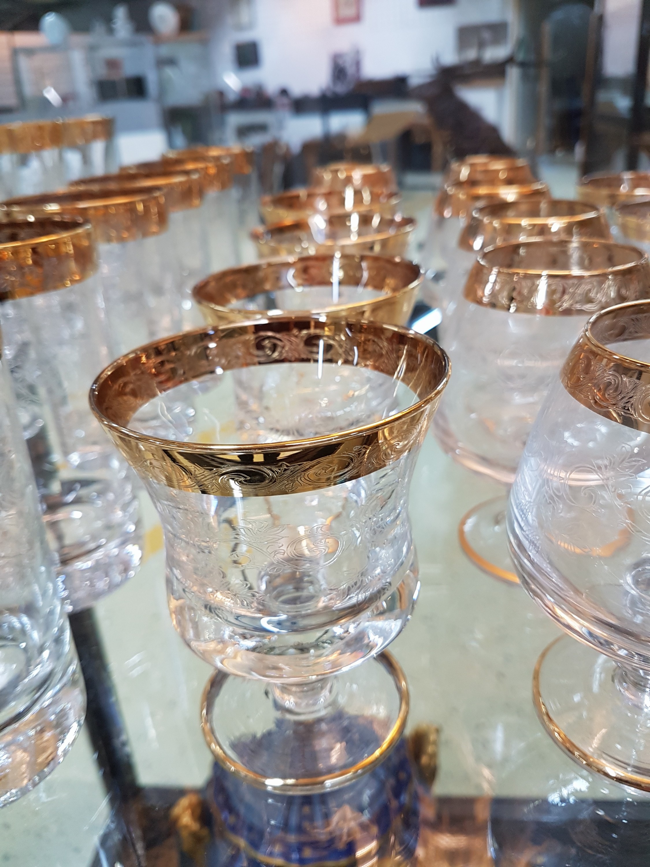 Detail d: Trinkglasservice, Murano, 60/70er Jahre, 10 Sektgläser, 6 Champagnerschalen, 4 Weingläser, 6 Cognacschwenker, 6 Bechergläser, farbloses Glas, ...