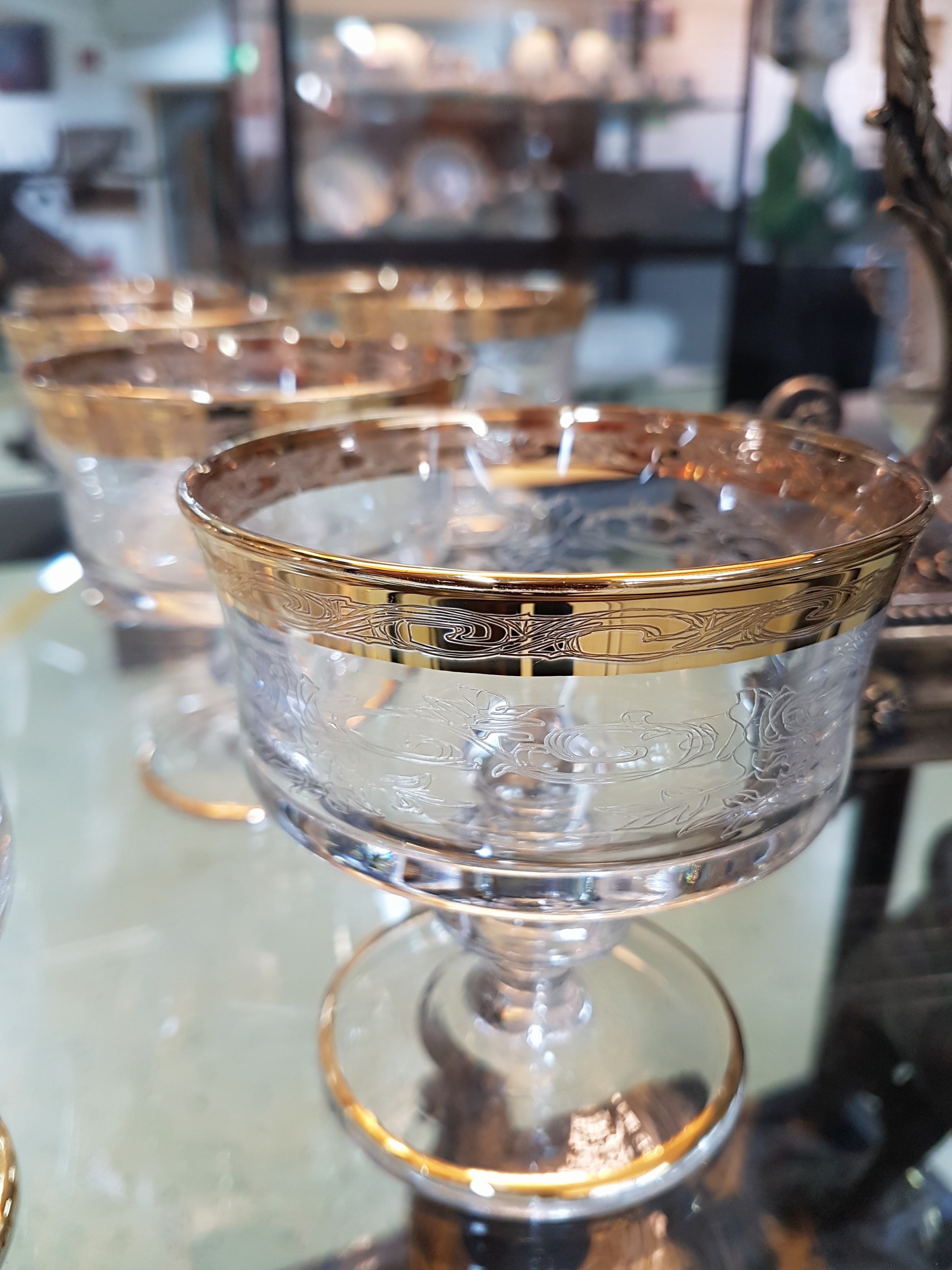 Detail e: Trinkglasservice, Murano, 60/70er Jahre, 10 Sektgläser, 6 Champagnerschalen, 4 Weingläser, 6 Cognacschwenker, 6 Bechergläser, farbloses Glas, ...