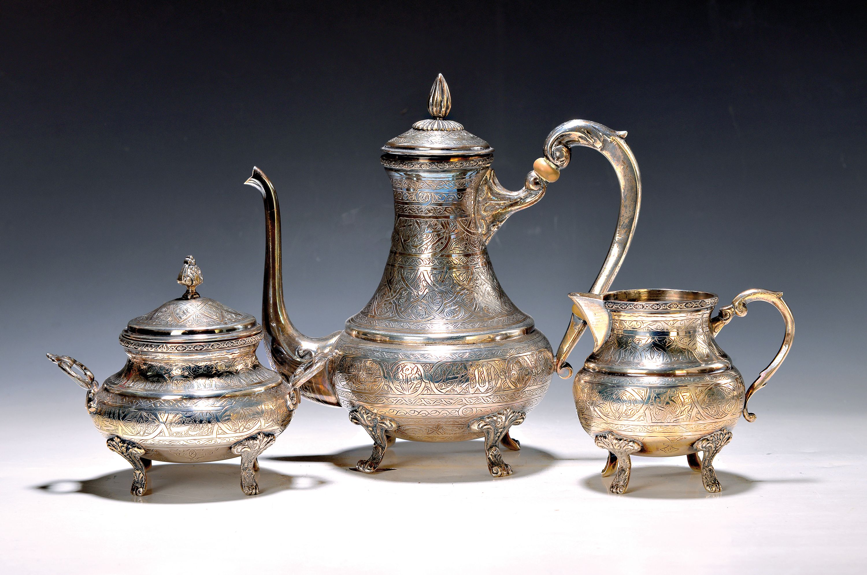 Dreiteiliges Kaffeeset, Irak, Silber, 20. Jh., abstrakt floral verziert, Kaffeekanne, Zuckerdose und Milchkanne, am Boden gepunzt, ca. 1590 g