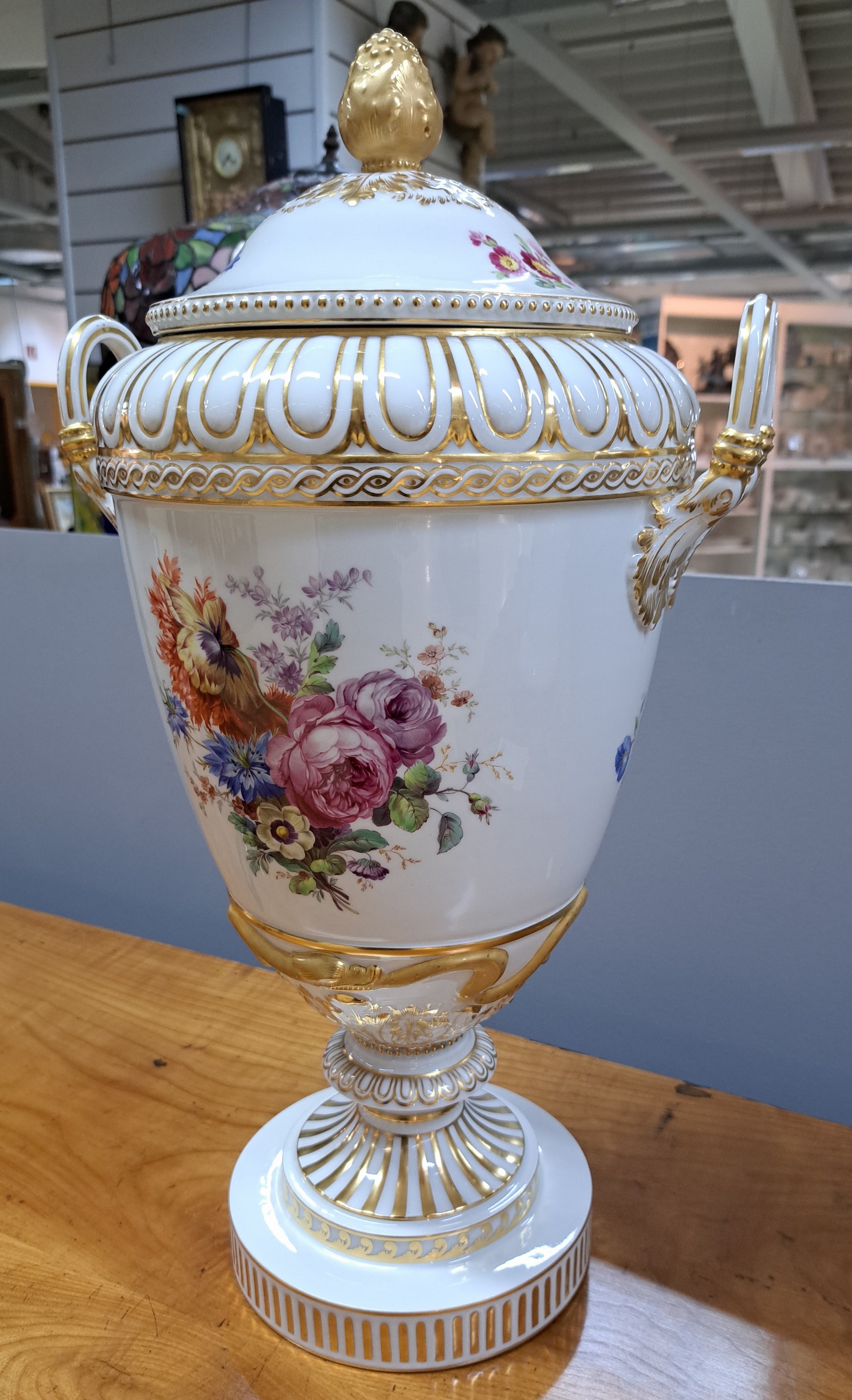 Detail b: Sehr große Deckelvase/Doppelhenkelvase, KPM, Berlin, um 1906, Blindmarke F, Zeptermarke und Malermarke, Porzellan, sog. Weimarer Vase, beidseitige ...