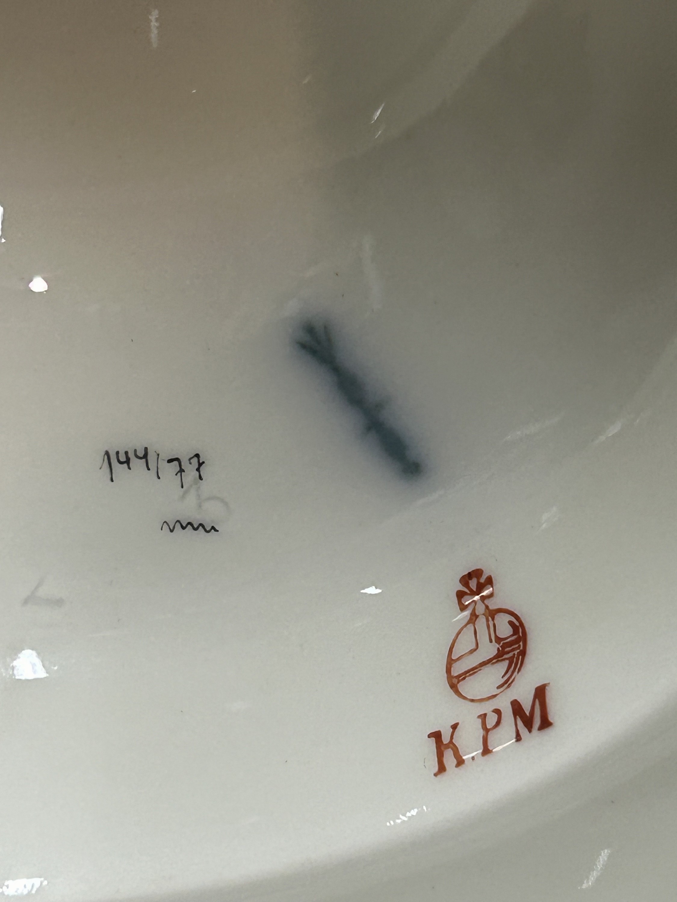 Detail g: Sehr große Deckelvase/Doppelhenkelvase, KPM, Berlin, um 1906, Blindmarke F, Zeptermarke und Malermarke, Porzellan, sog. Weimarer Vase, beidseitige ...