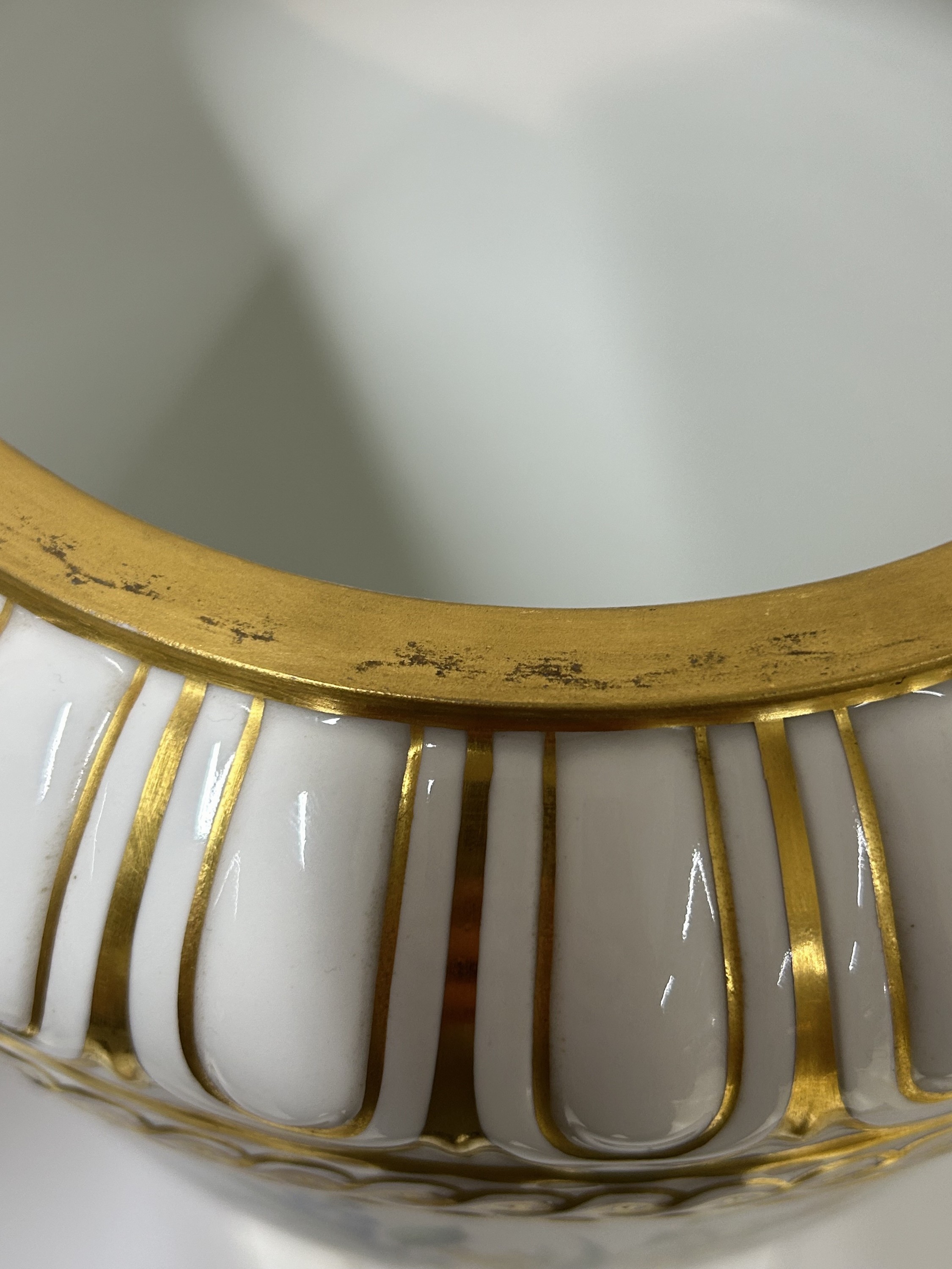 Detail k: Sehr große Deckelvase/Doppelhenkelvase, KPM, Berlin, um 1906, Blindmarke F, Zeptermarke und Malermarke, Porzellan, sog. Weimarer Vase, beidseitige ...
