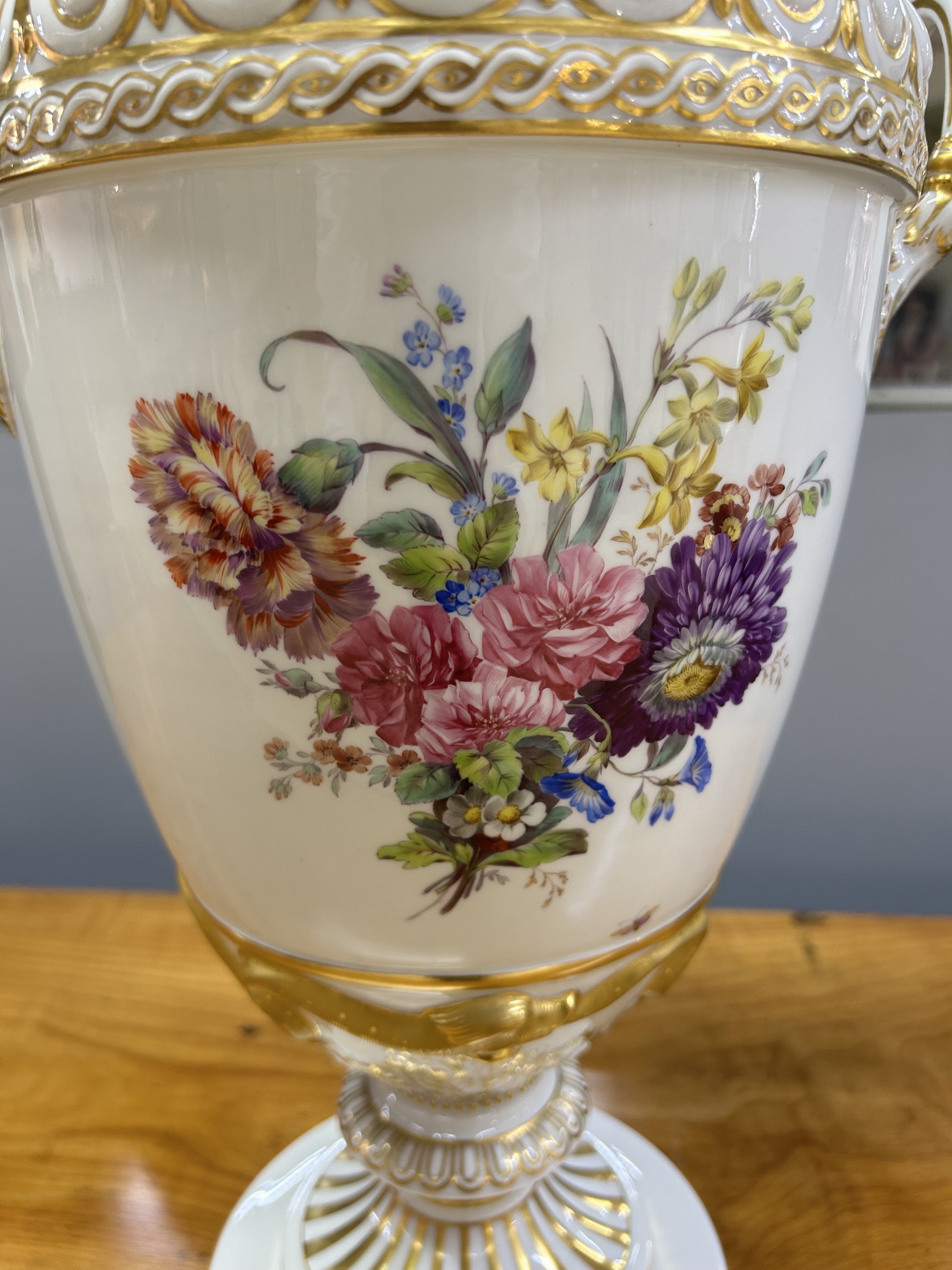 Detail l: Sehr große Deckelvase/Doppelhenkelvase, KPM, Berlin, um 1906, Blindmarke F, Zeptermarke und Malermarke, Porzellan, sog. Weimarer Vase, beidseitige ...