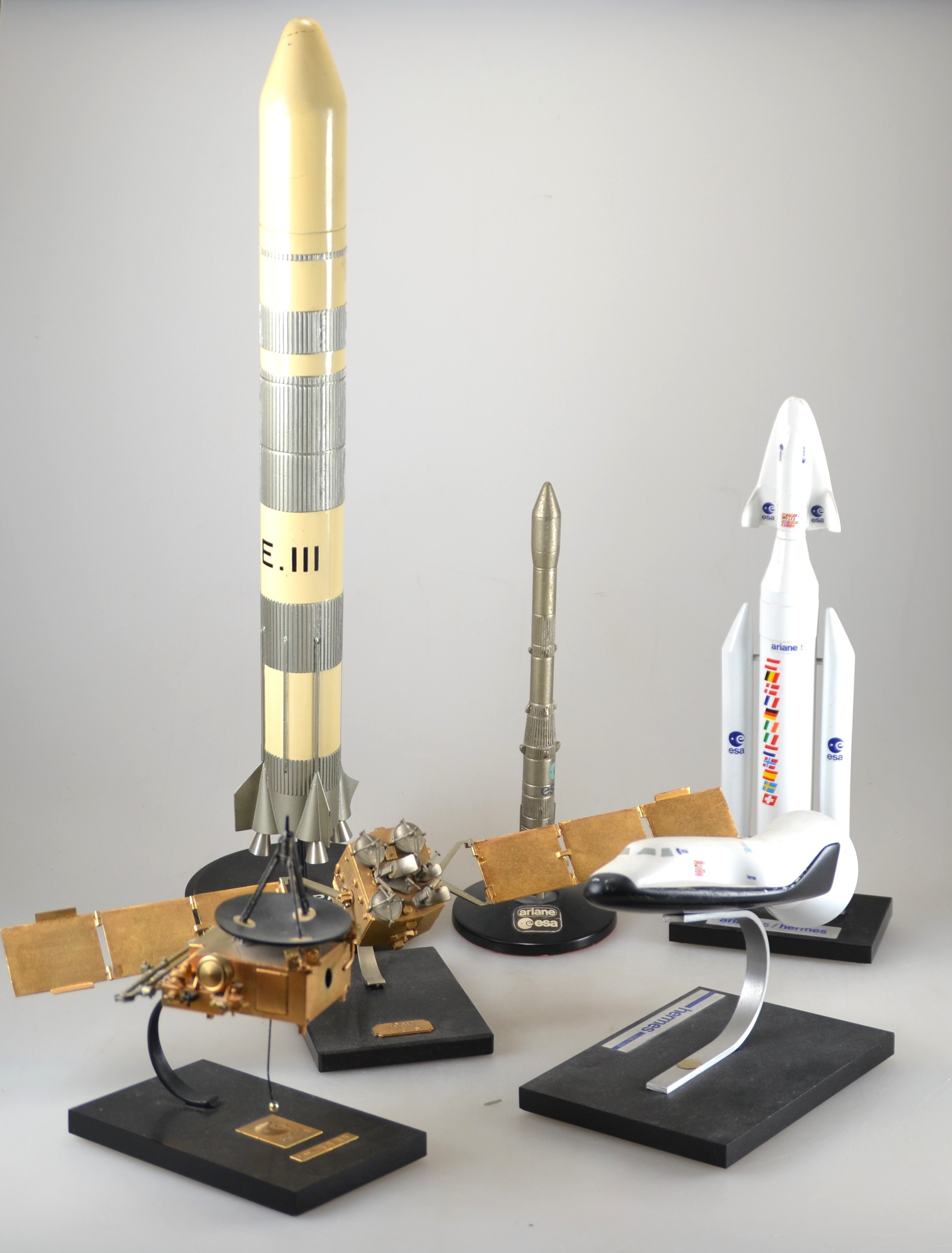 6 Modelle von Weltraum-Objekten, meist ESA, 1. ESA Raumsonde Ulysses, ca. 14 x 7.5 x 12.5 cm, 2. ESA ECS Satellit ca. 10.5 x 34 cm, 3. Hermes ...