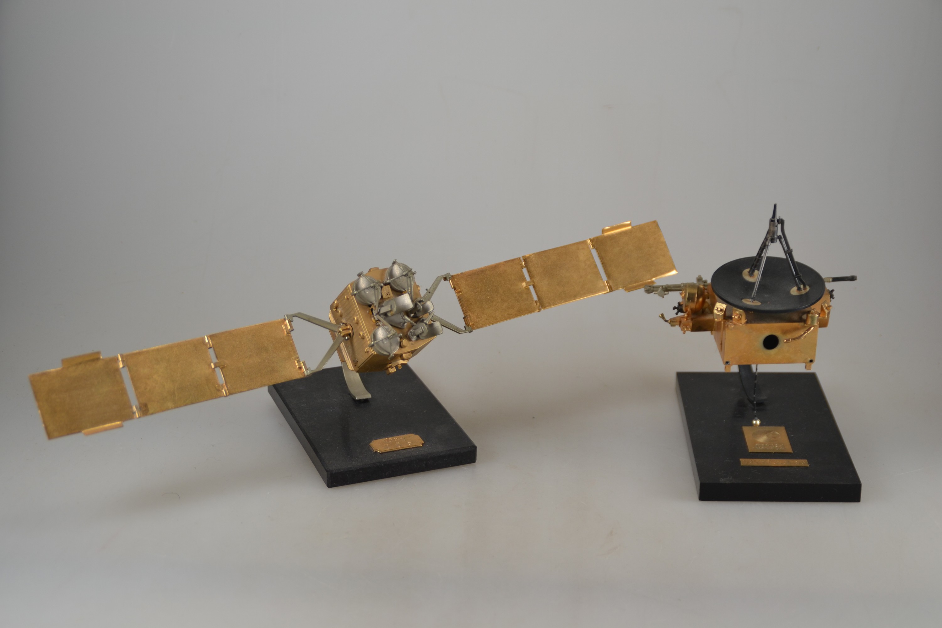 Detail b: 6 Modelle von Weltraum-Objekten, meist ESA, 1. ESA Raumsonde Ulysses, ca. 14 x 7.5 x 12.5 cm, 2. ESA ECS Satellit ca. 10.5 x 34 cm, 3. Hermes ...