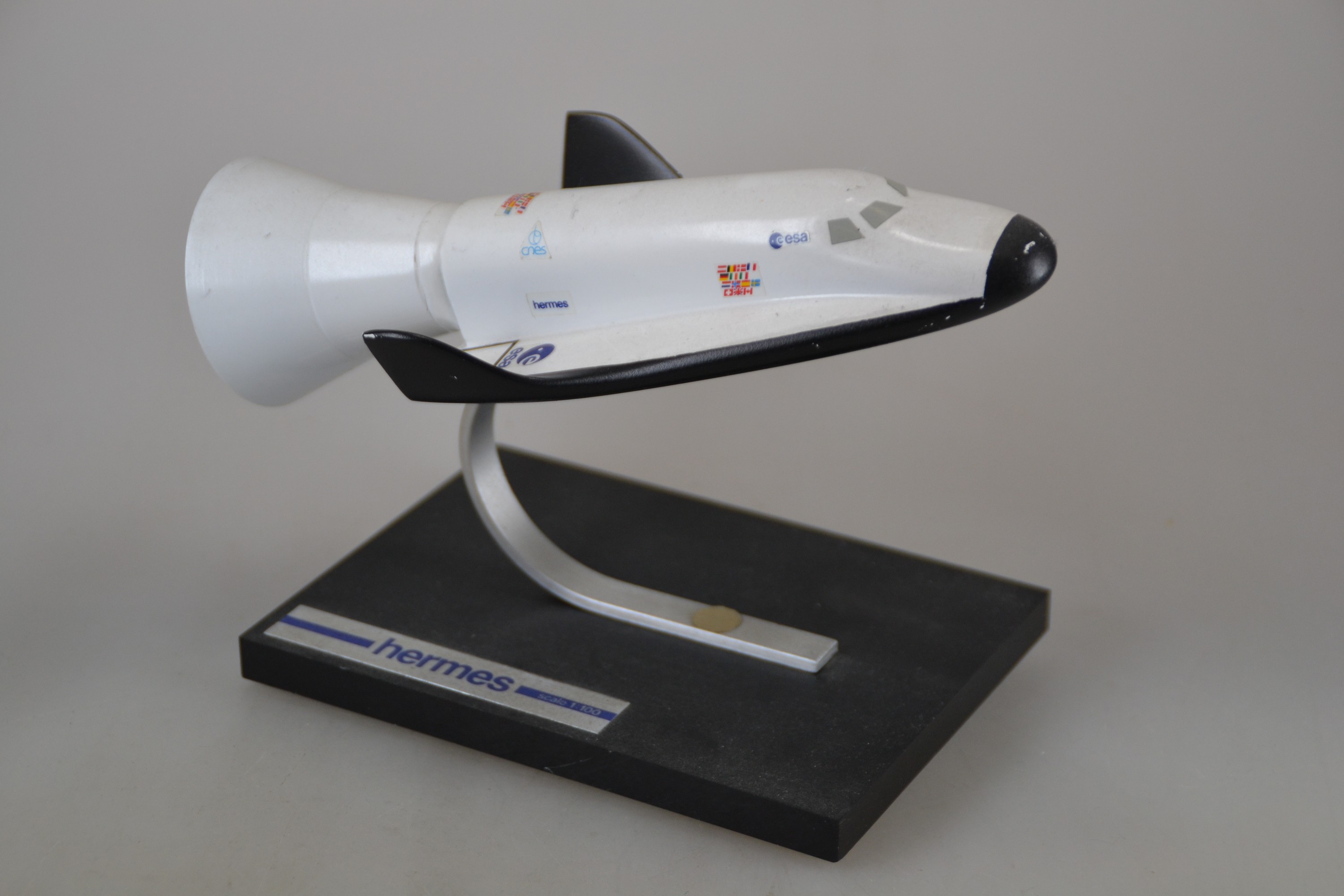 Detail c: 6 Modelle von Weltraum-Objekten, meist ESA, 1. ESA Raumsonde Ulysses, ca. 14 x 7.5 x 12.5 cm, 2. ESA ECS Satellit ca. 10.5 x 34 cm, 3. Hermes ...