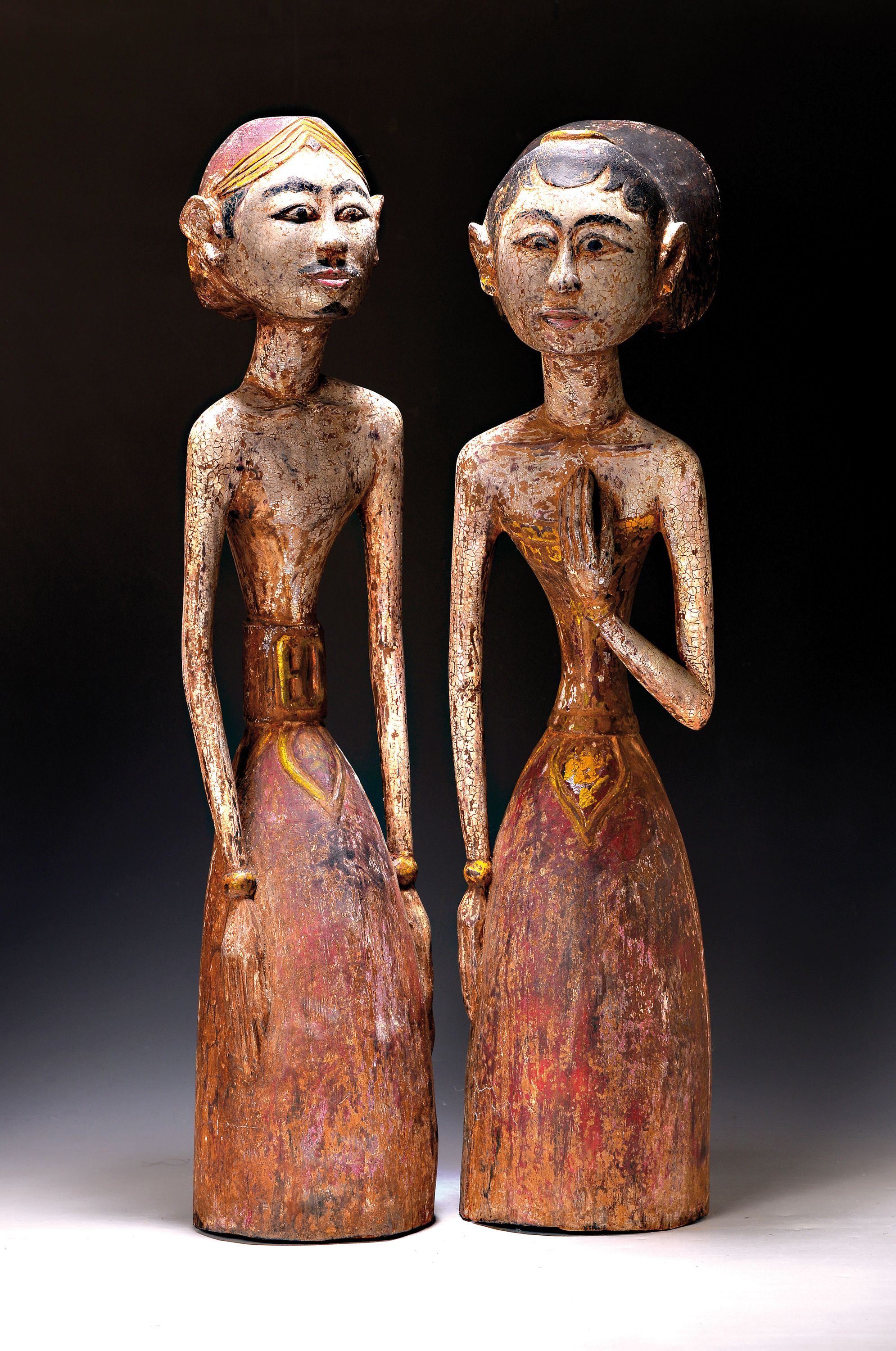 Paar Brautfiguren, sog. Loro Blonyo, Java, wohl Mitte 20. Jh., Holz, fein beschnitzt, männliche und weibliche Figur, Reste von Bemalung, H. ca. 69 cm