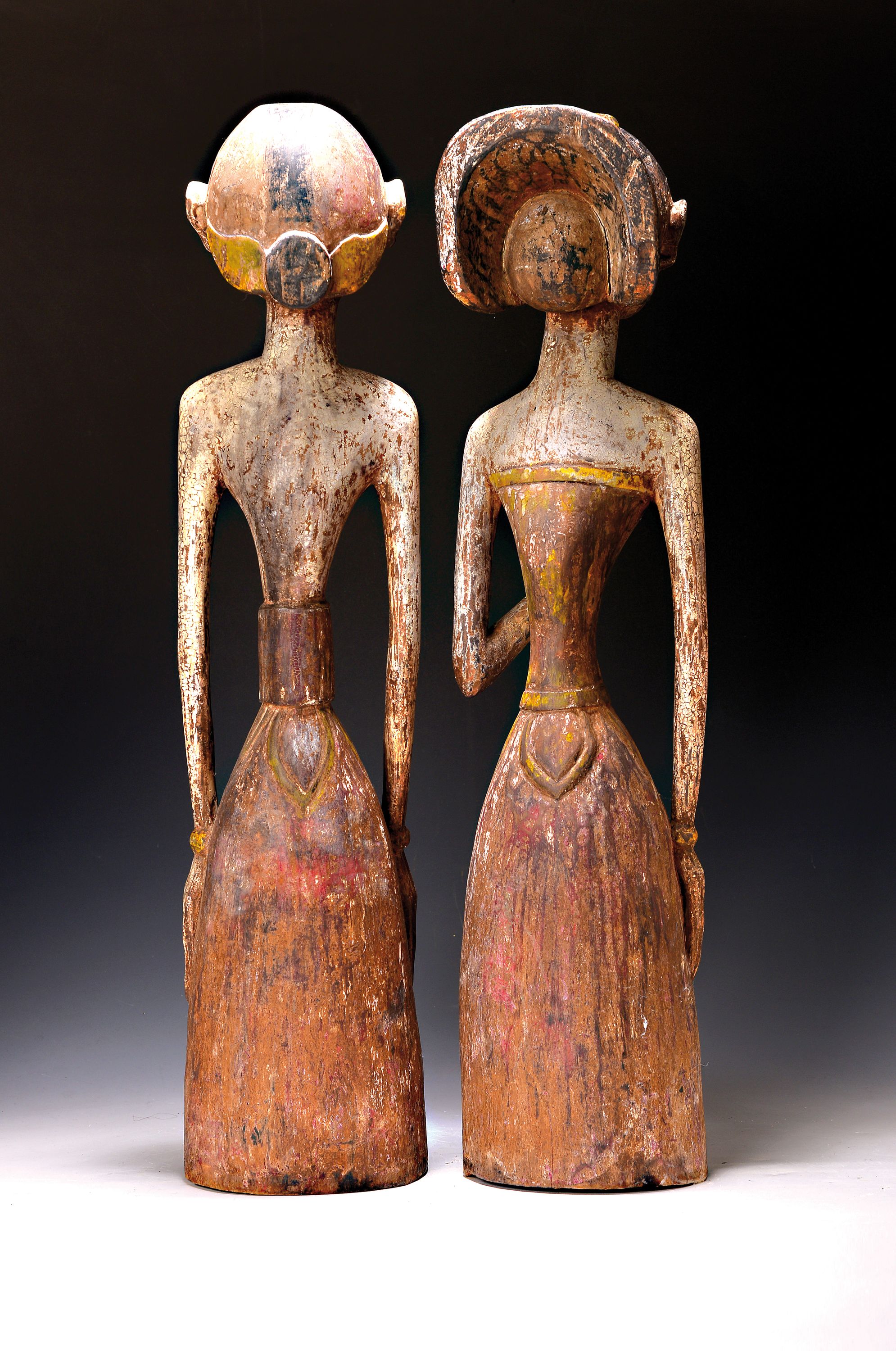 Detail a: Paar Brautfiguren, sog. Loro Blonyo, Java, wohl Mitte 20. Jh., Holz, fein beschnitzt, männliche und weibliche Figur, Reste von Bemalung, H. ca. 69 cm