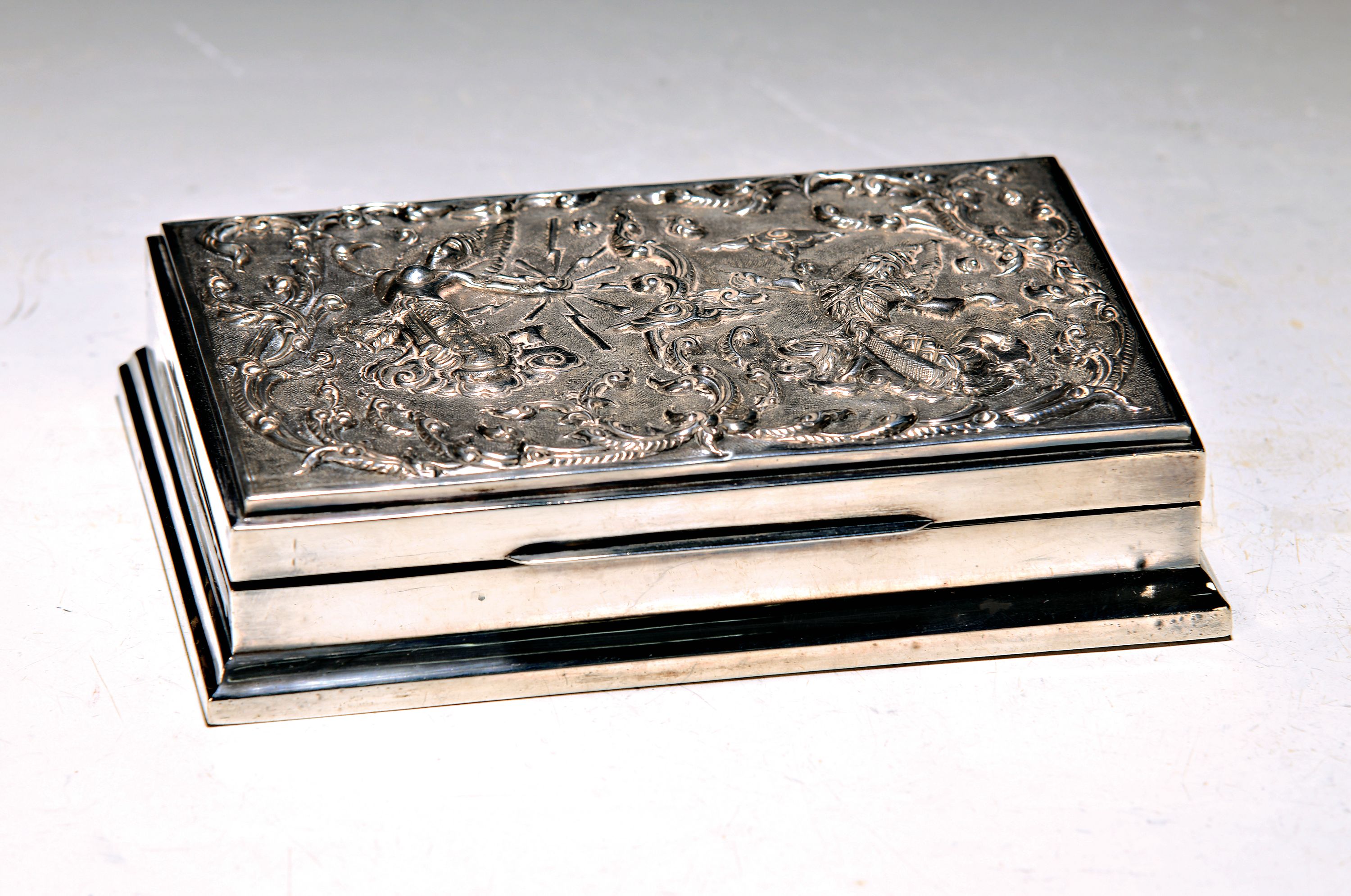 Silberne Deckeldose, Thailand, 20. Jh., Sterlingsilber, Deckel mit Tempeltänzerinnen verziert, innen mit Holz ausgeschlagen, ca. 4 x 16 x 11 cm, ...