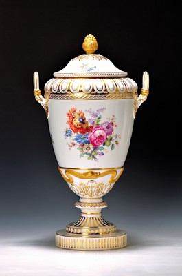Image 26748677 - Very large lidded vase/double-handled vase, KPM, Berlin, around 1906, blind mark F, scepter mark and painter's mark, porcelain, so-called Weimar vase, fine and large flower painting on both sides, rich gold decoration, good condition, elaborate gilding, partly matted, approx. 52 x 28 cm